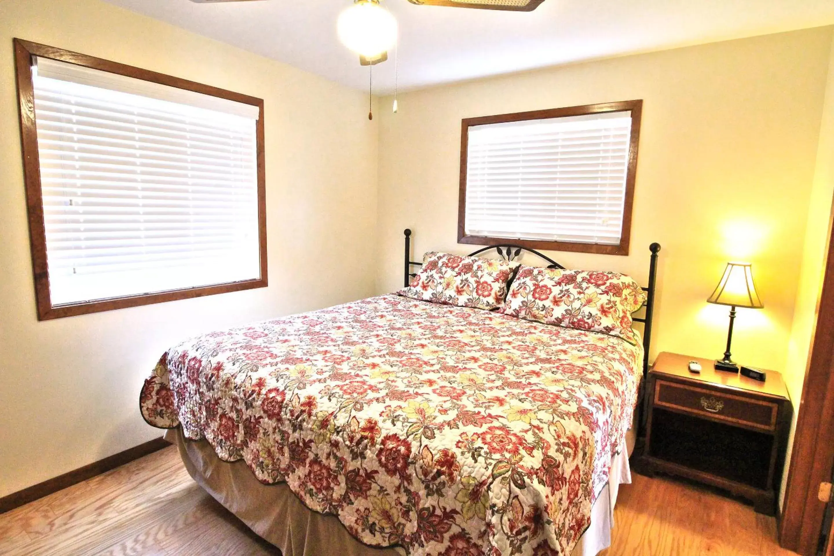 Bedroom, Bed in Peach Tree Inn & Suites