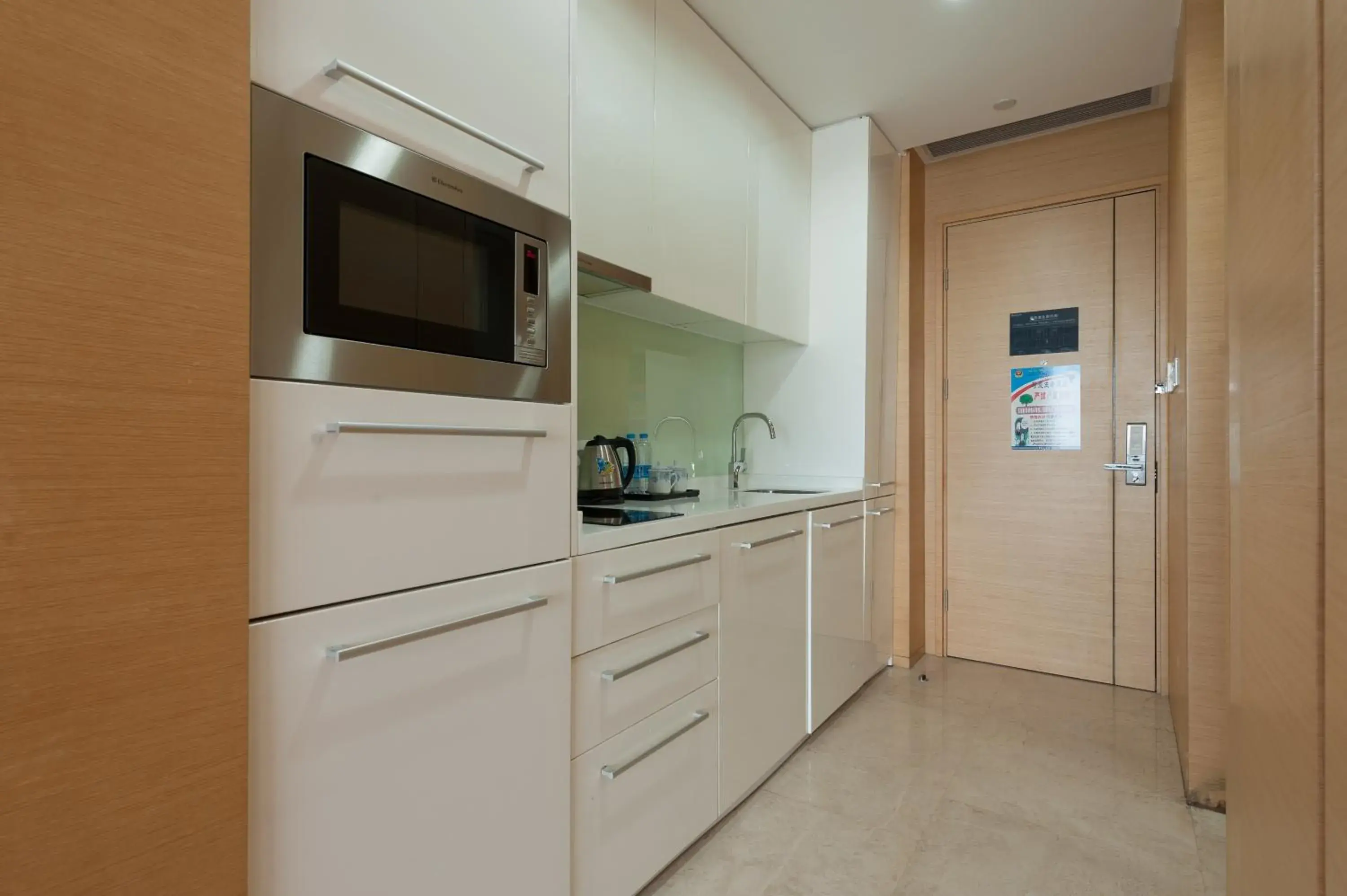 Kitchen or kitchenette, Kitchen/Kitchenette in Yicheng Pazhou Poly World Trade Centre Apartment