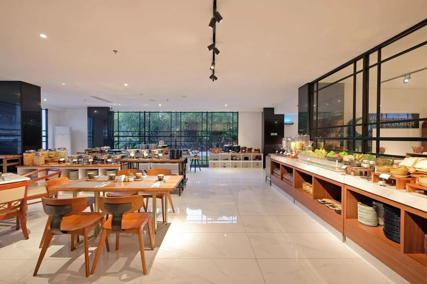 Restaurant/Places to Eat in Metro Park View Hotel Kota Lama Semarang