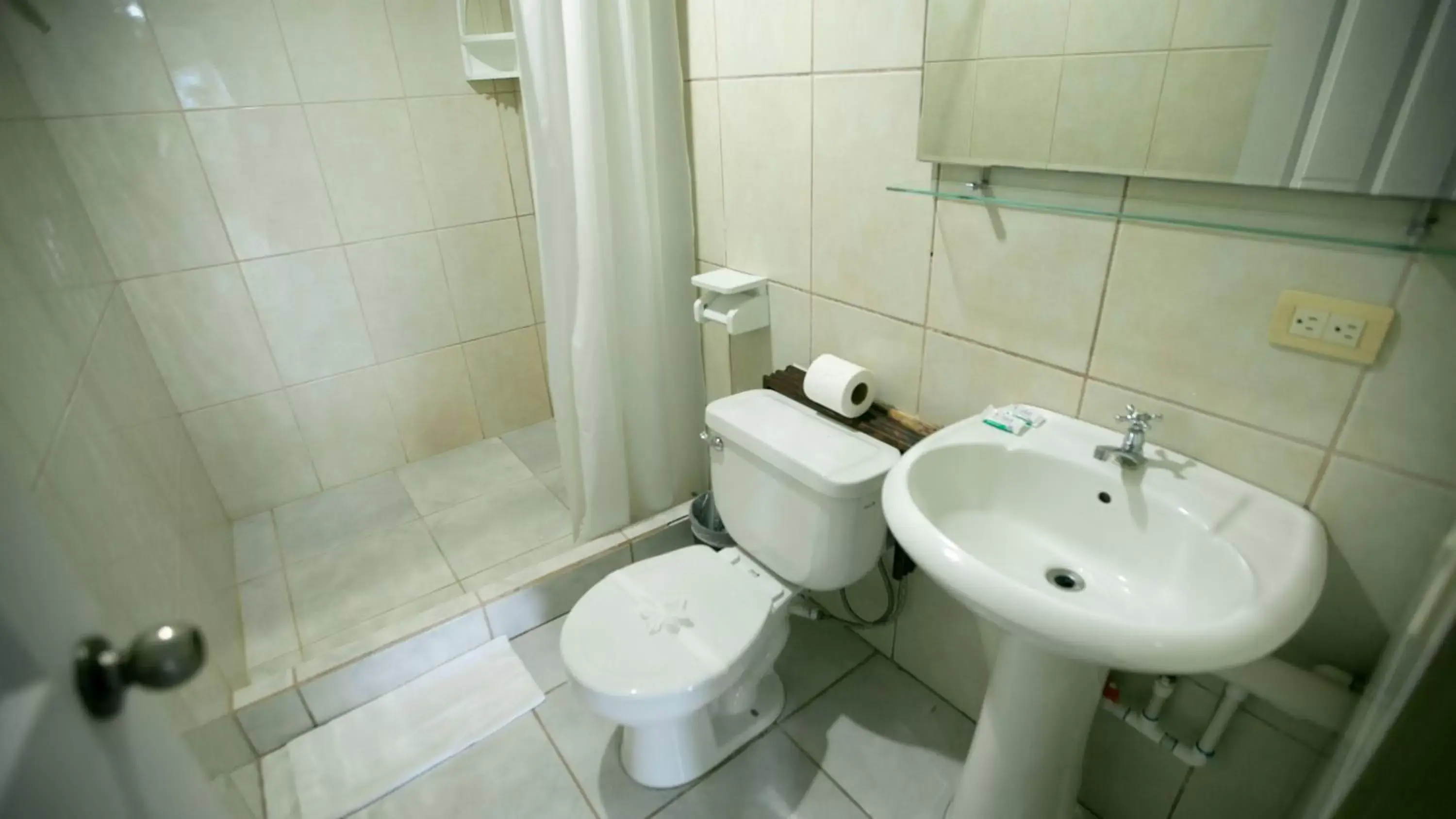 Shower, Bathroom in Coati Arenal Lodge