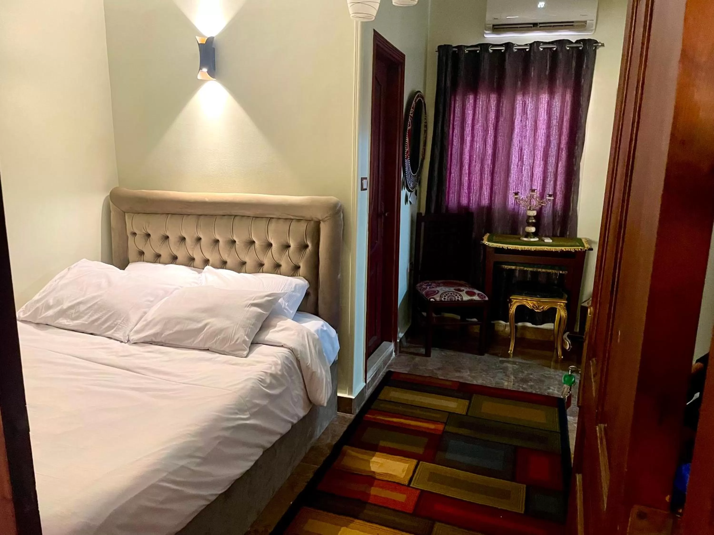 Bed in Sphinx palace pyramids view