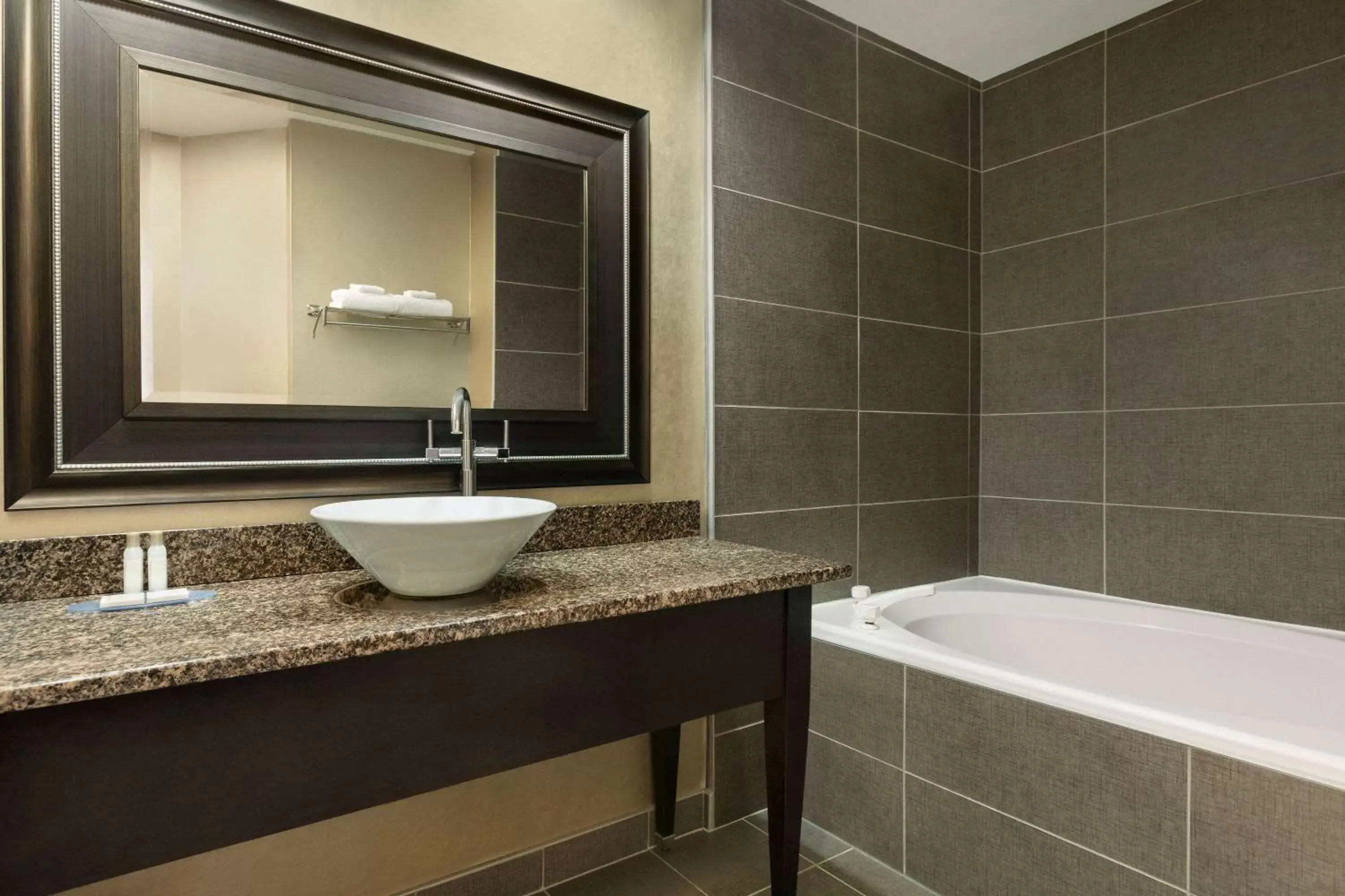 TV and multimedia, Bathroom in Travelodge by Wyndham Quebec City Hotel & Convention Centre
