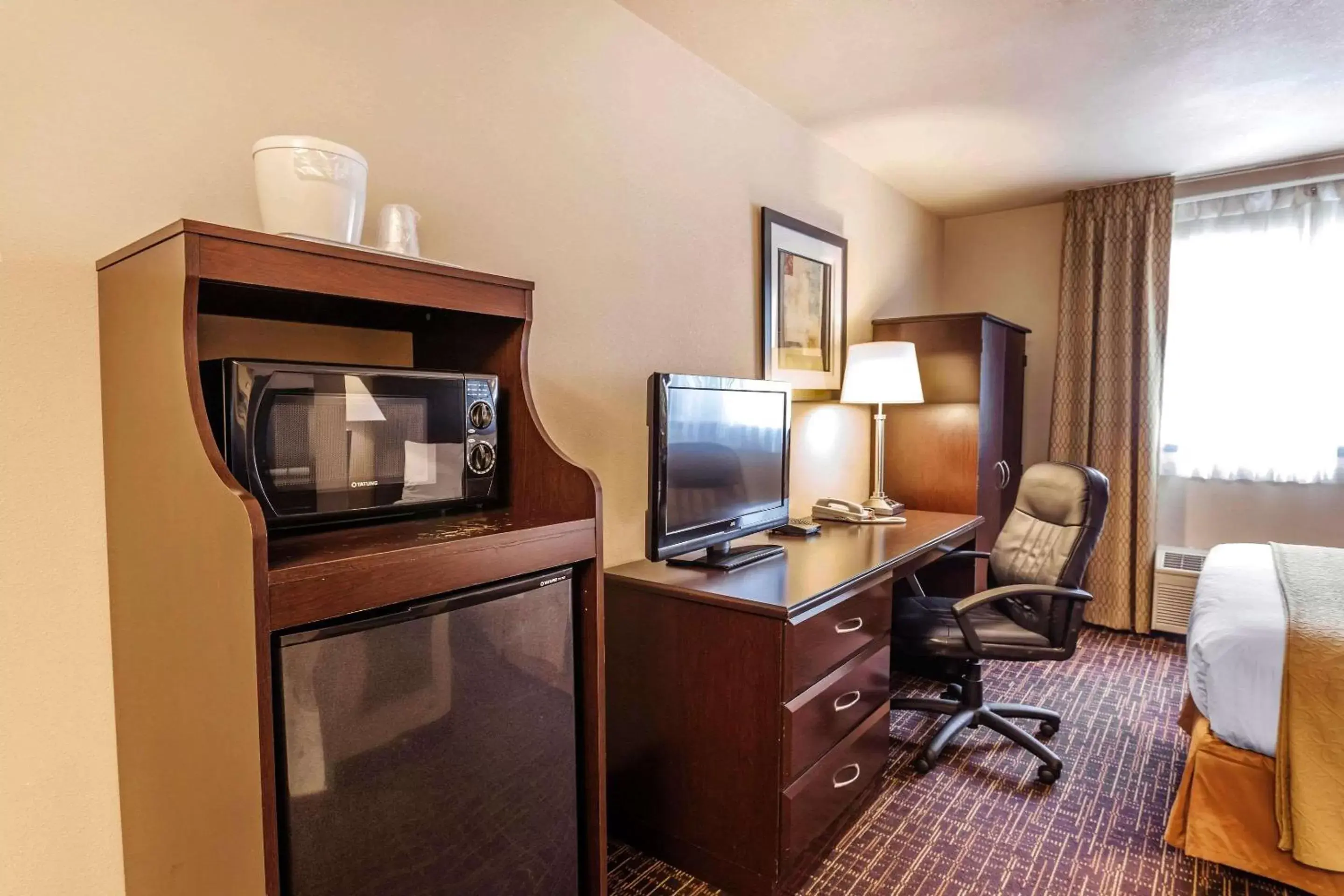 Photo of the whole room, TV/Entertainment Center in Quality Inn Arlington