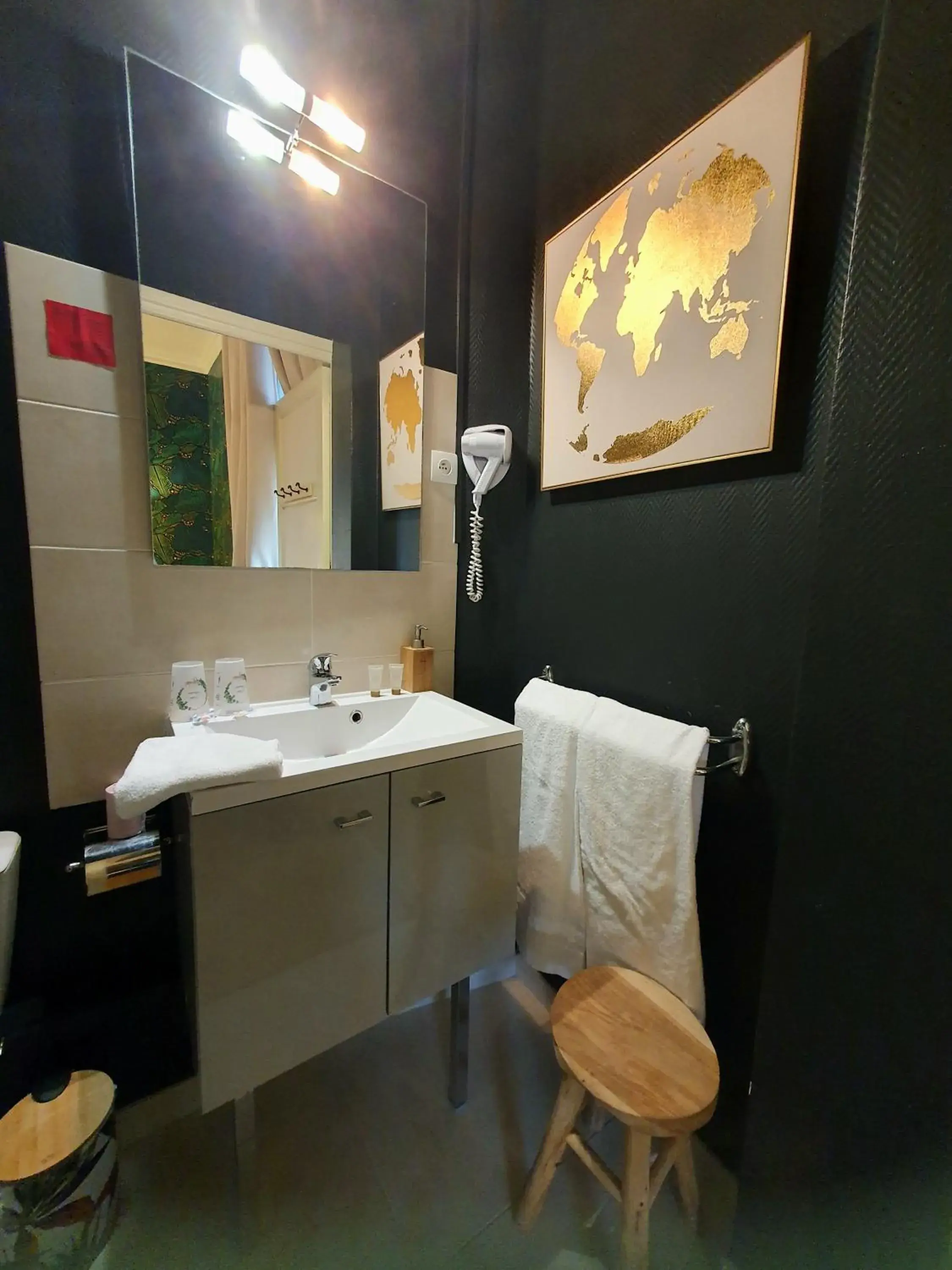 Bathroom in Hotel Mondial