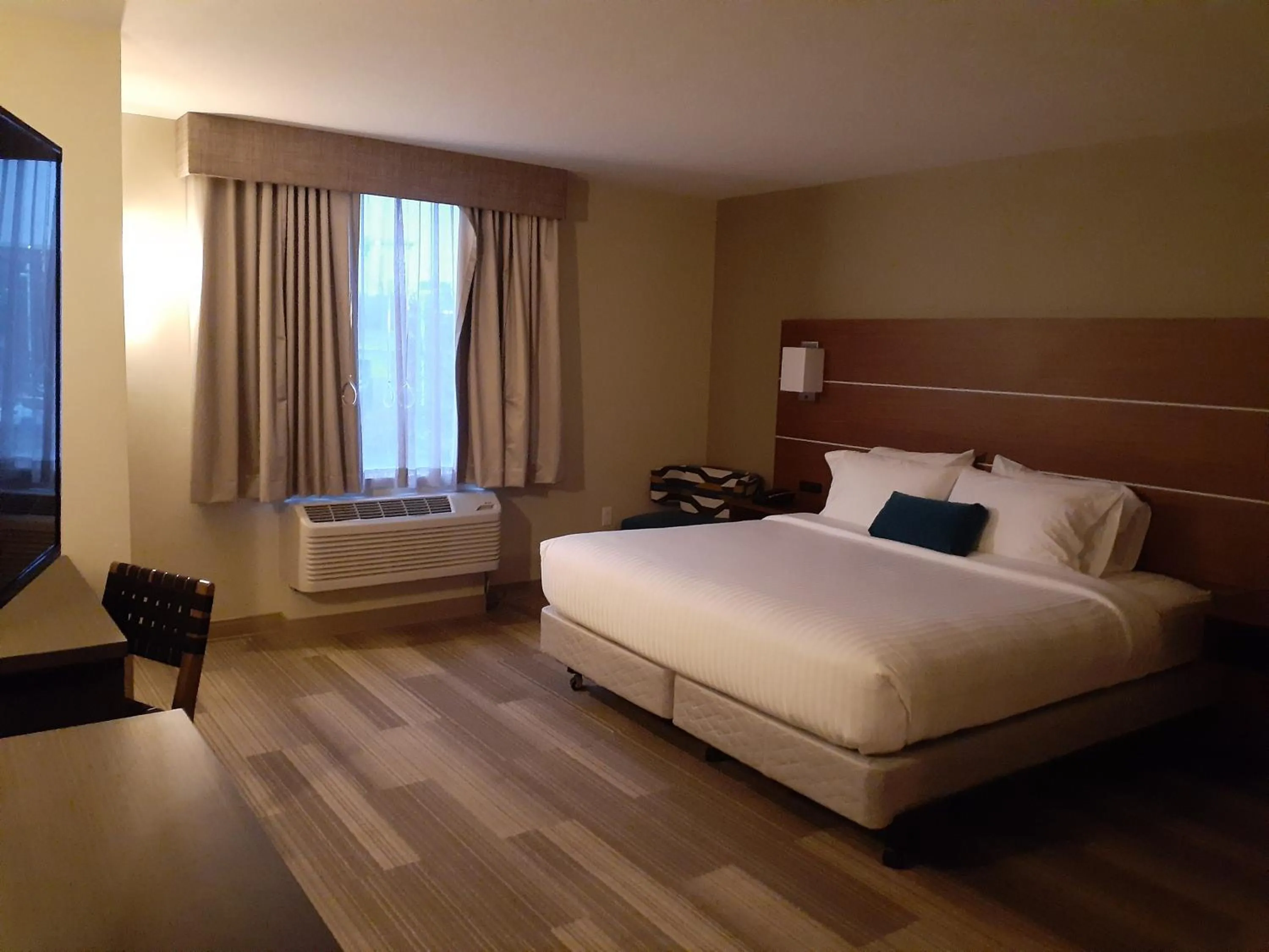 TV and multimedia, Bed in Simple Suites Boise Airport