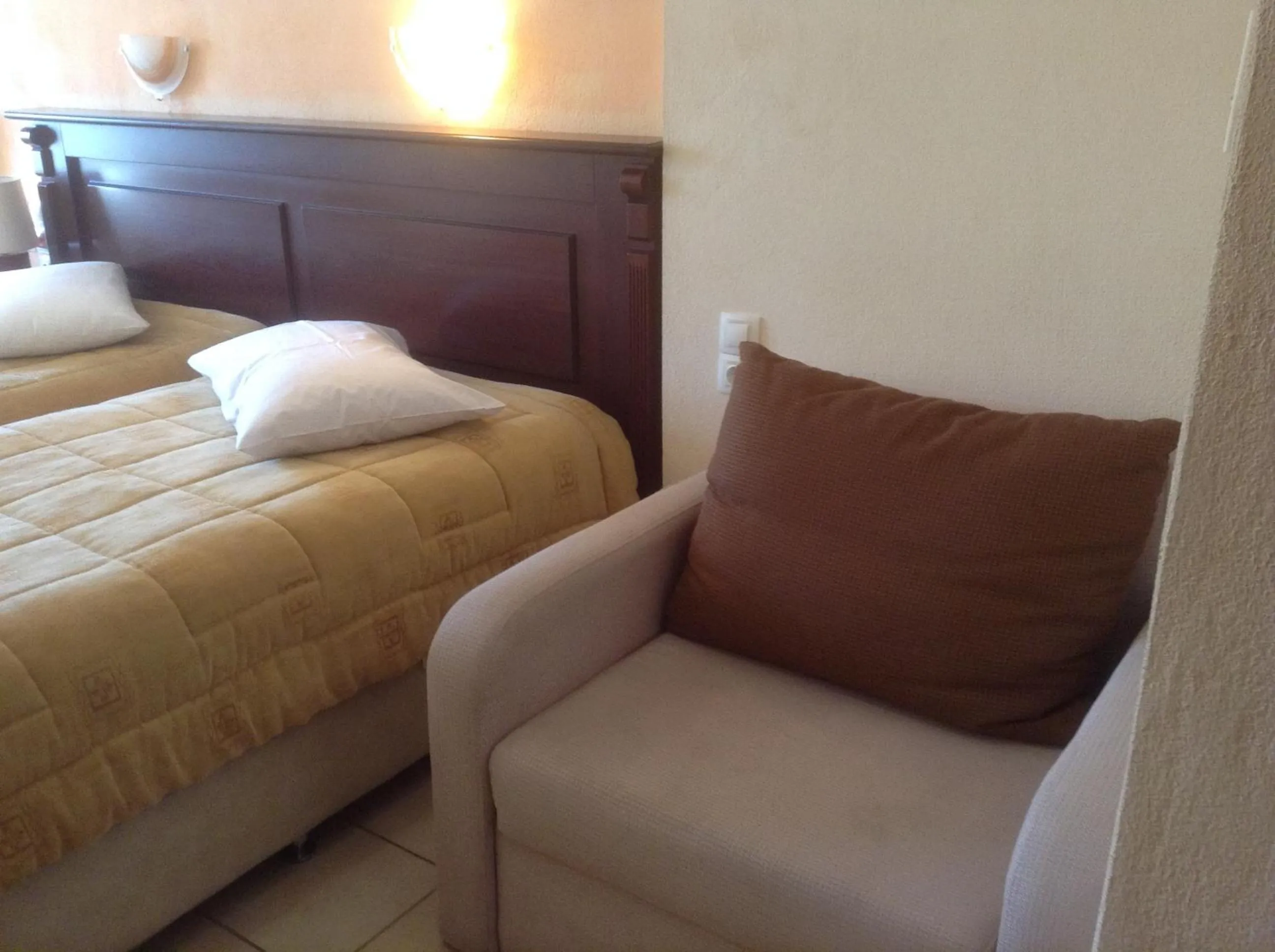 Bed in Hotel Kosta Famissi