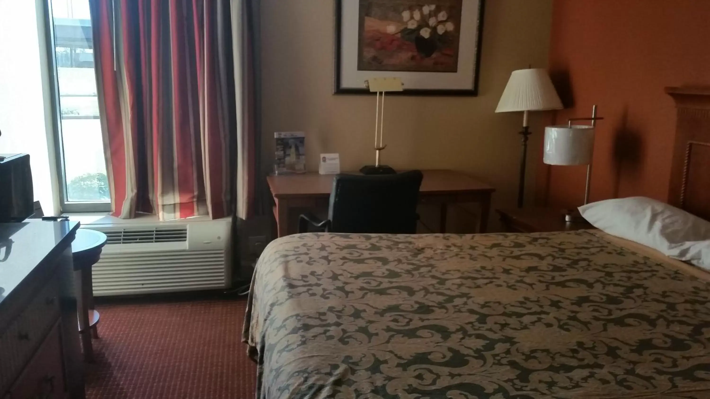 Photo of the whole room, Bed in Super 8 by Wyndham Myrtle Beach/Market Common Area