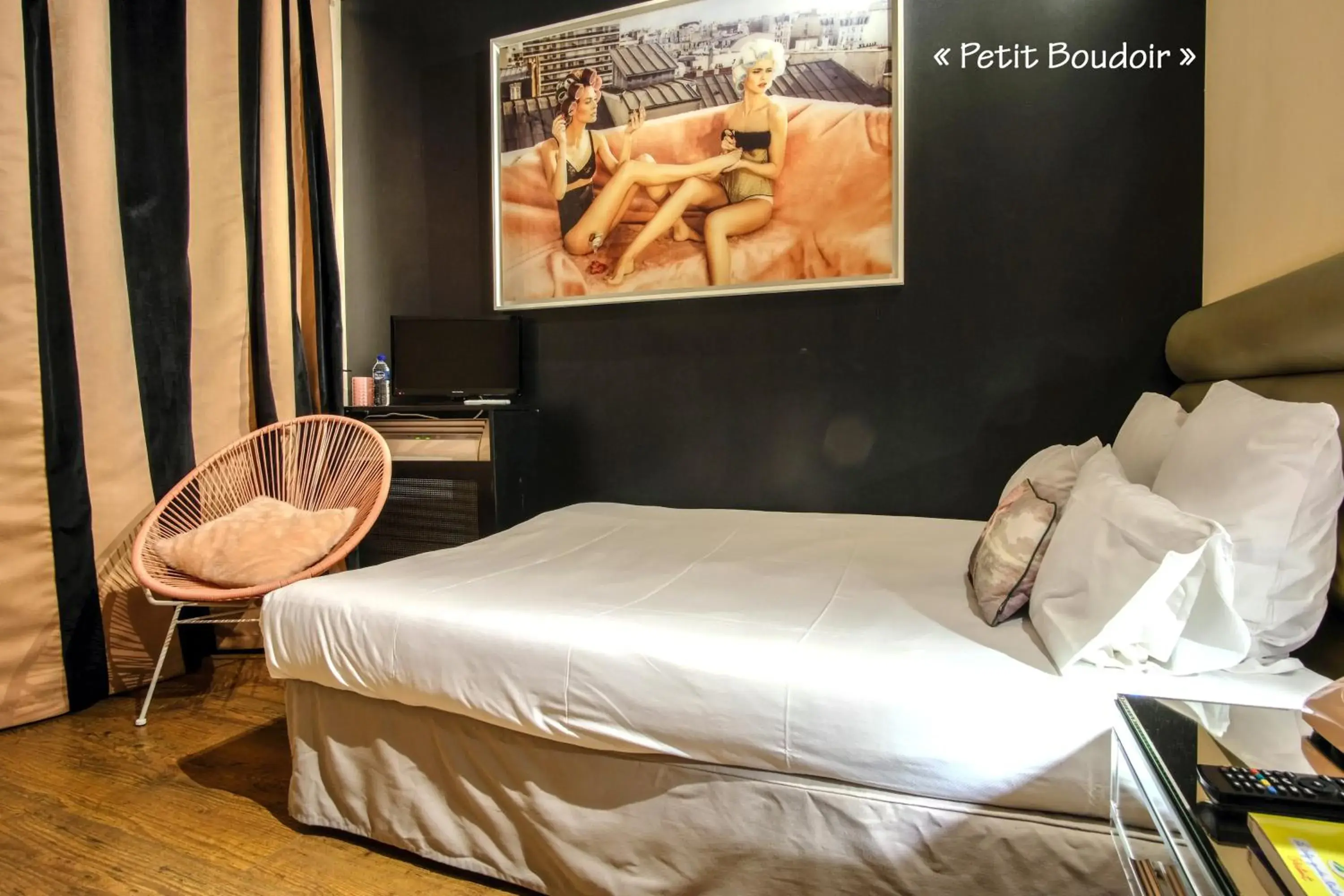 Bed in Hotel Des Beaux Arts