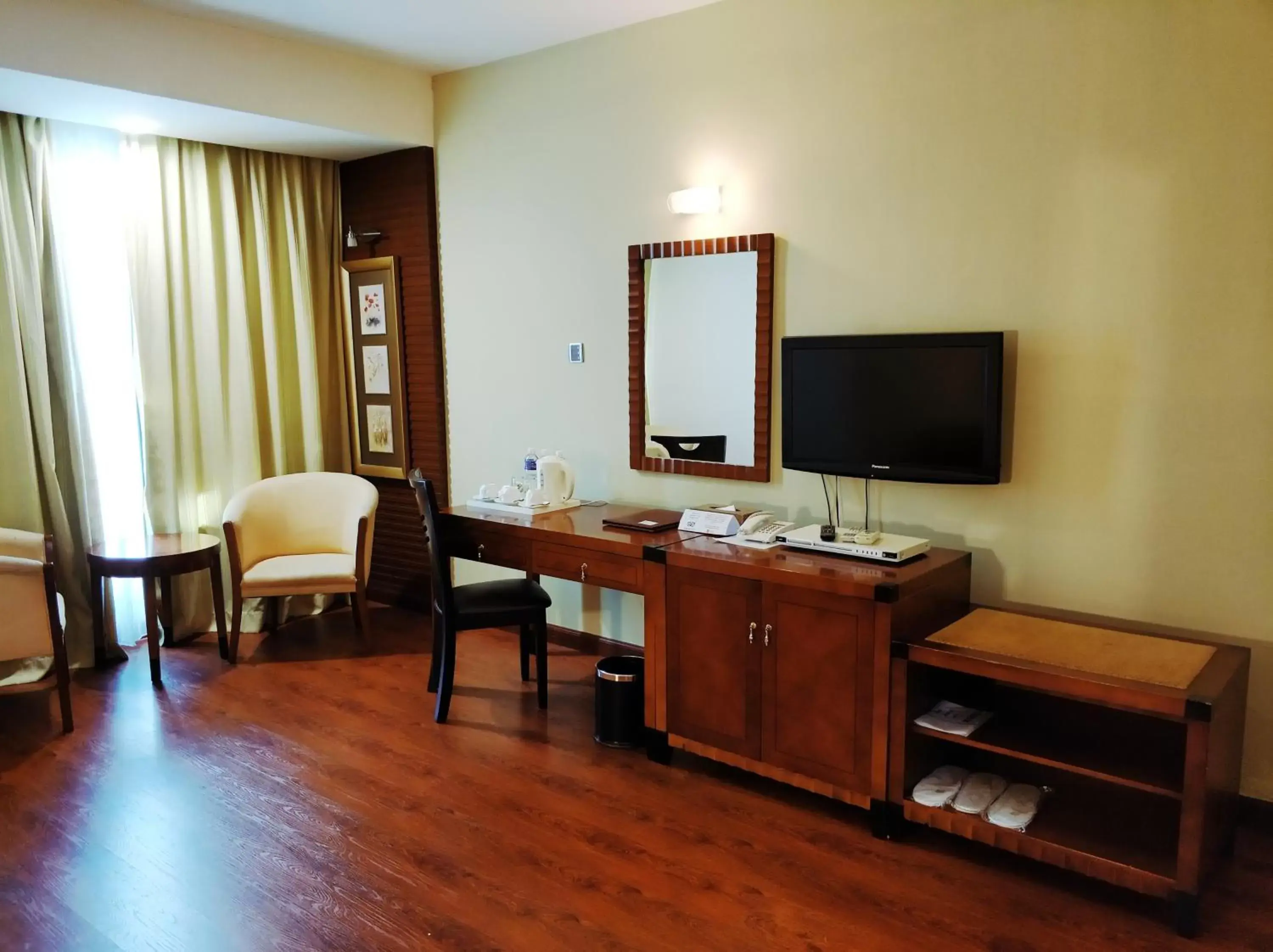 Bedroom, TV/Entertainment Center in Celyn Hotel City Mall