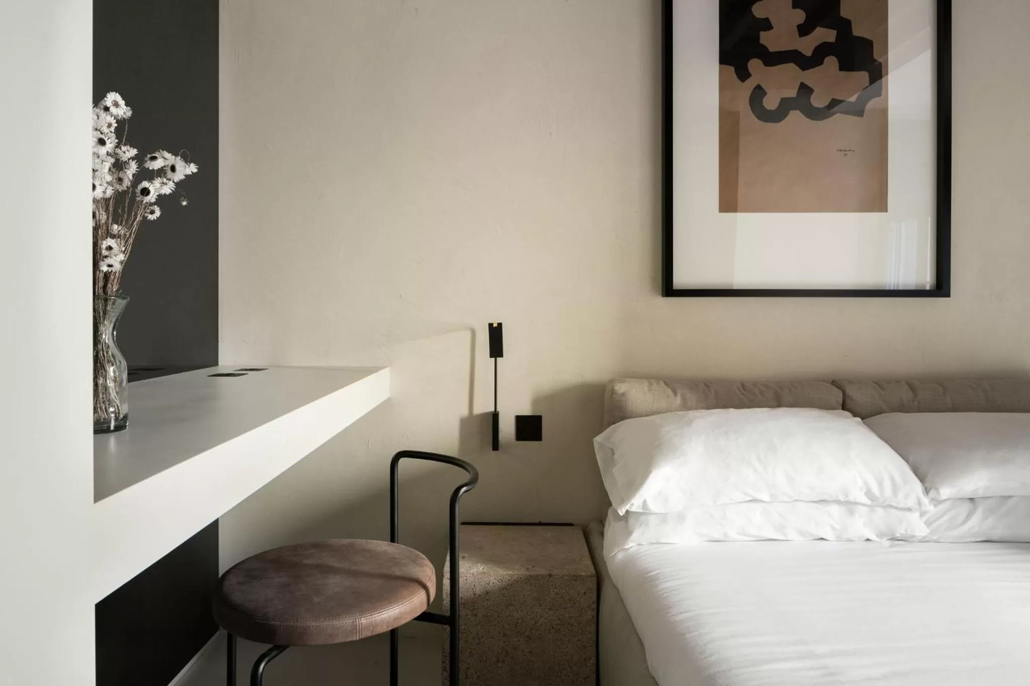 Photo of the whole room, Bed in Hotel Scenario