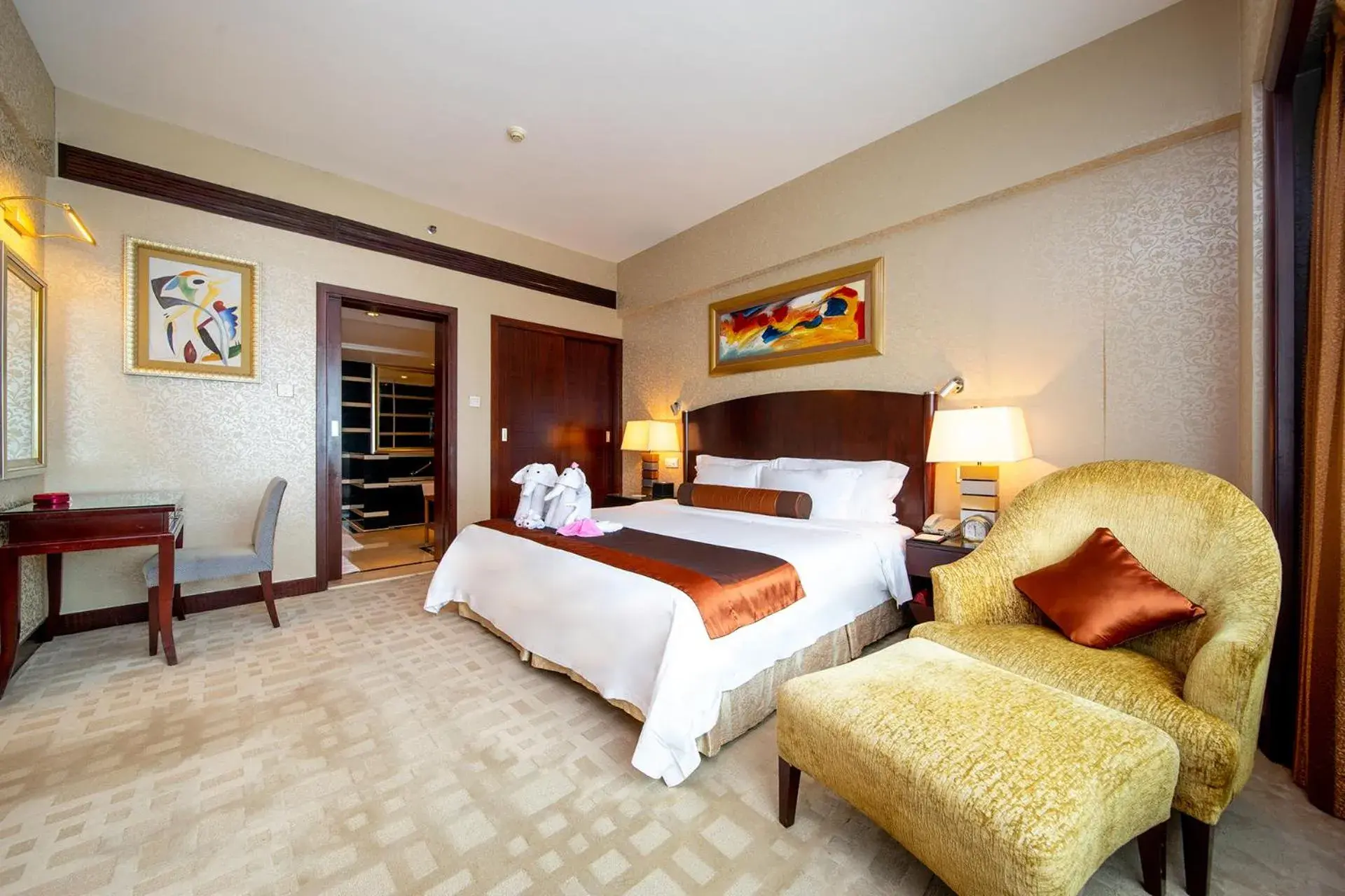 Photo of the whole room, Bed in Grand International Hotel