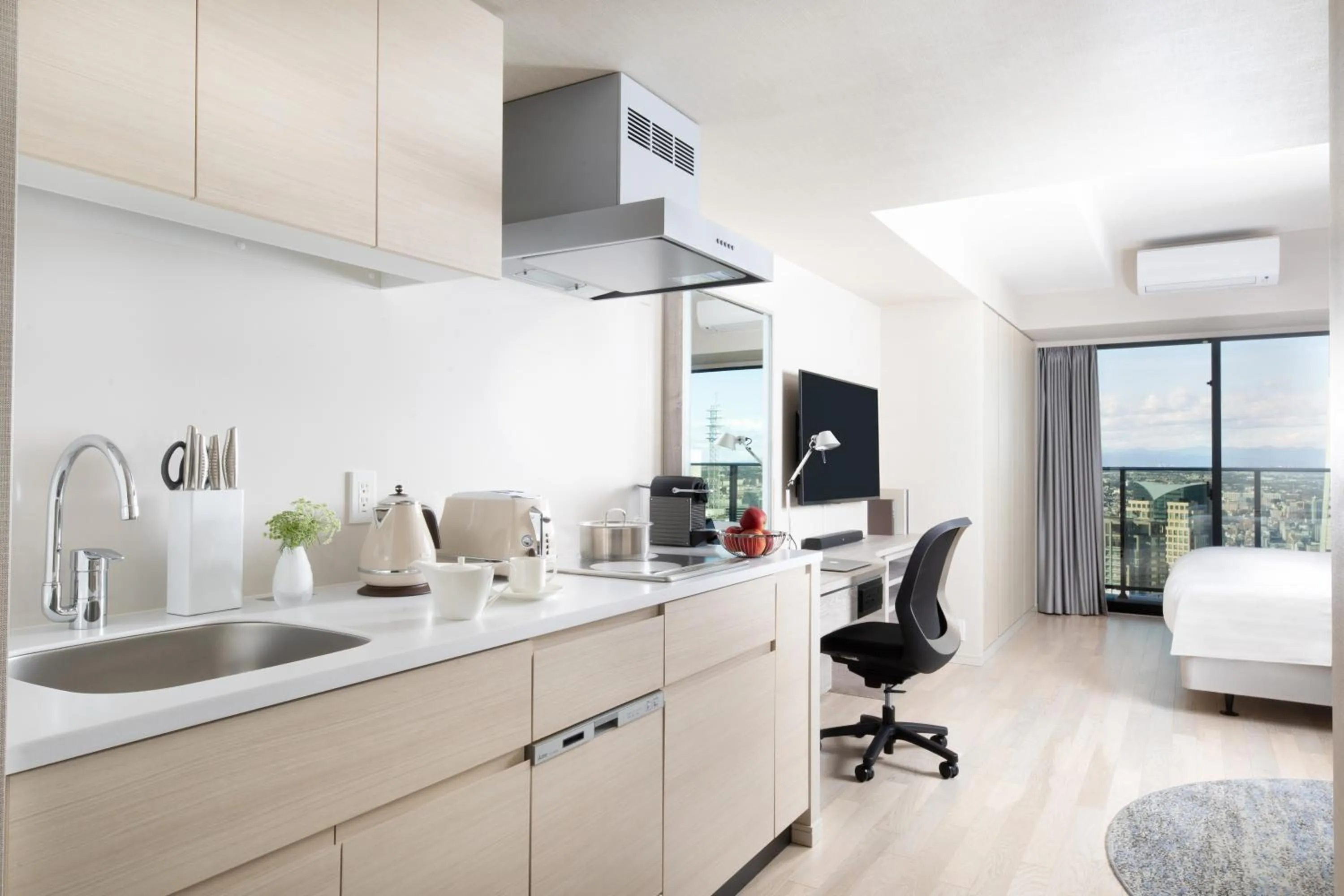 TV and multimedia in Oakwood Suites Yokohama