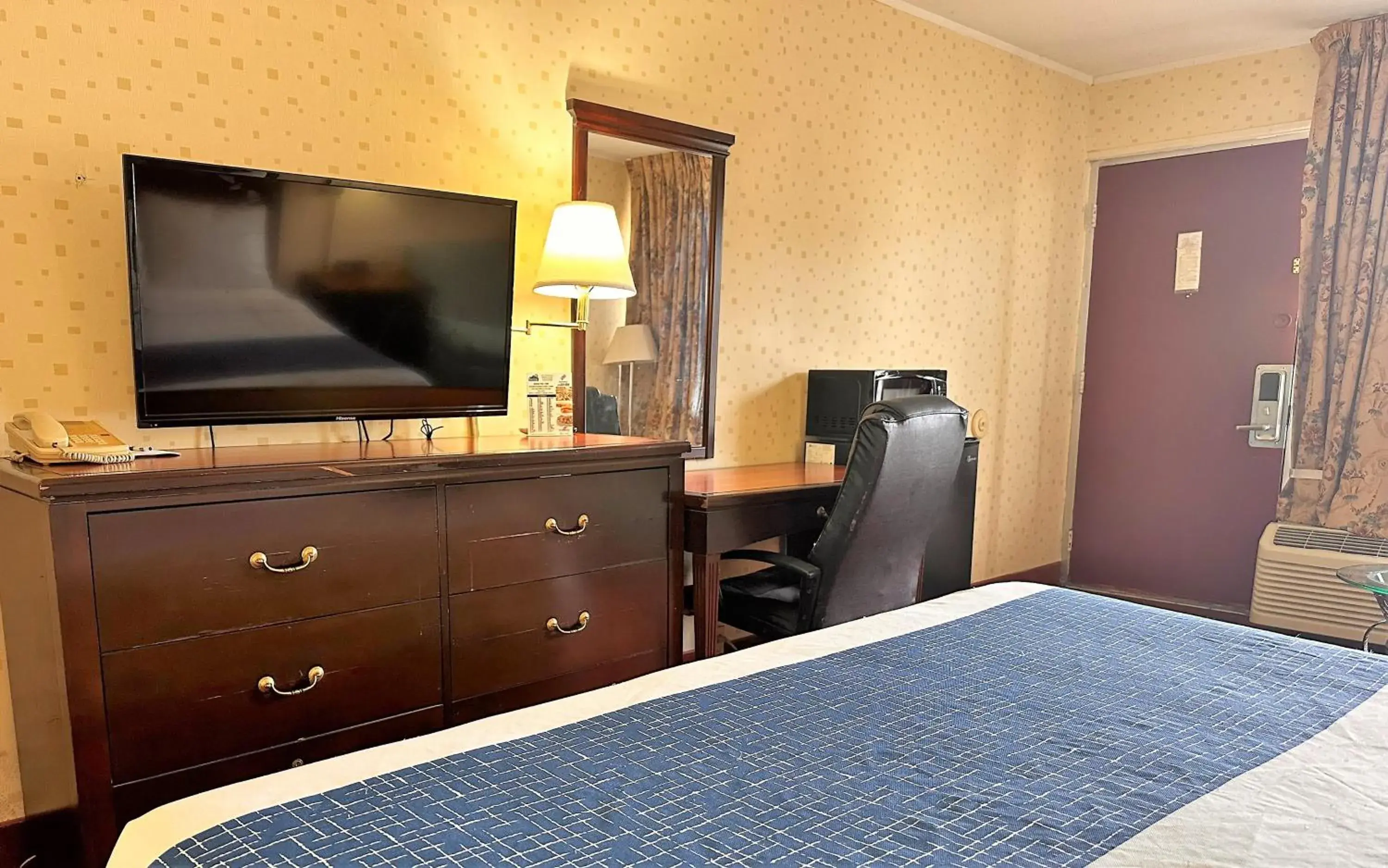 Guests, TV/Entertainment Center in Travelodge by Wyndham Seymour