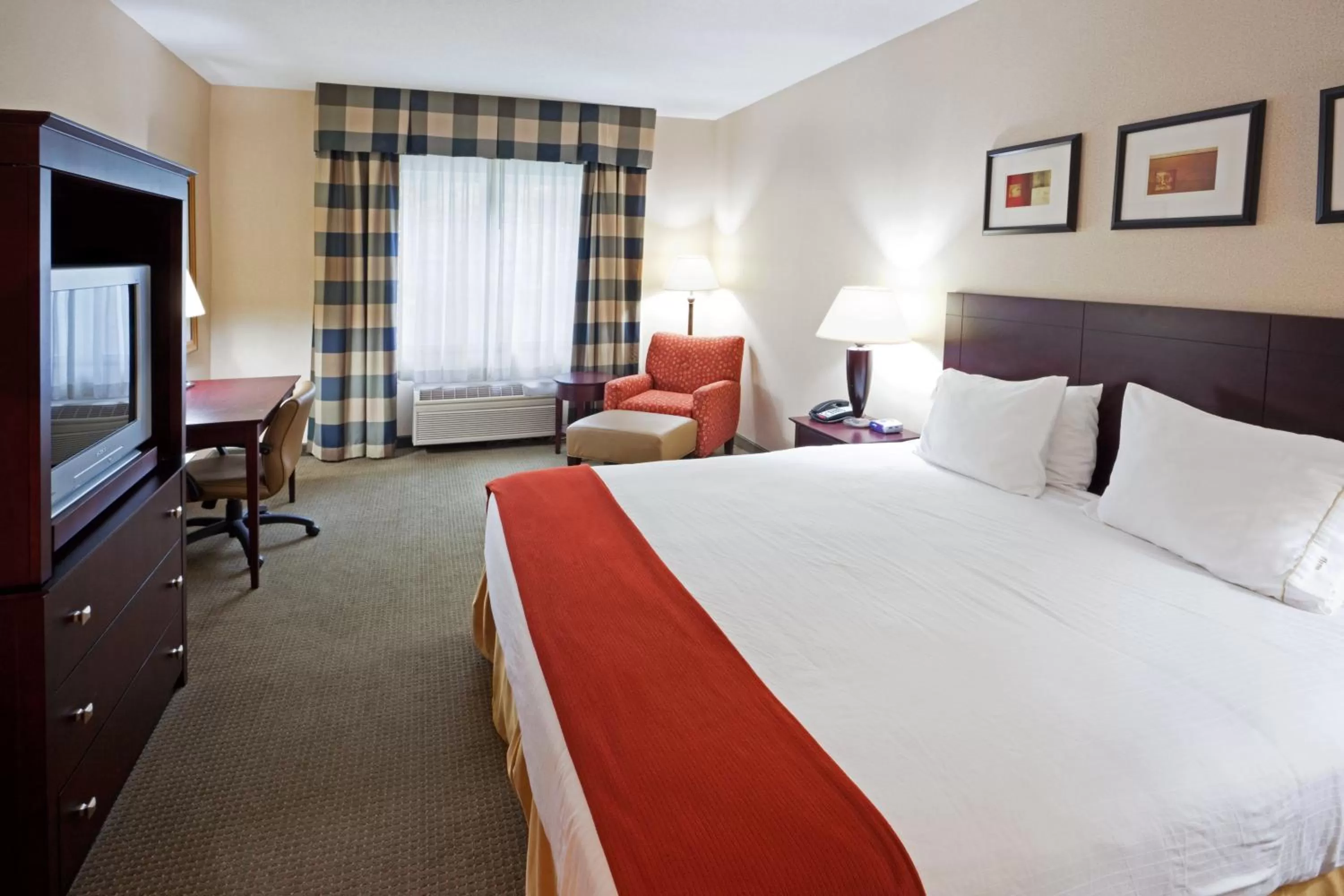 Photo of the whole room, Bed in Holiday Inn Express Hotel & Suites Freeport by IHG