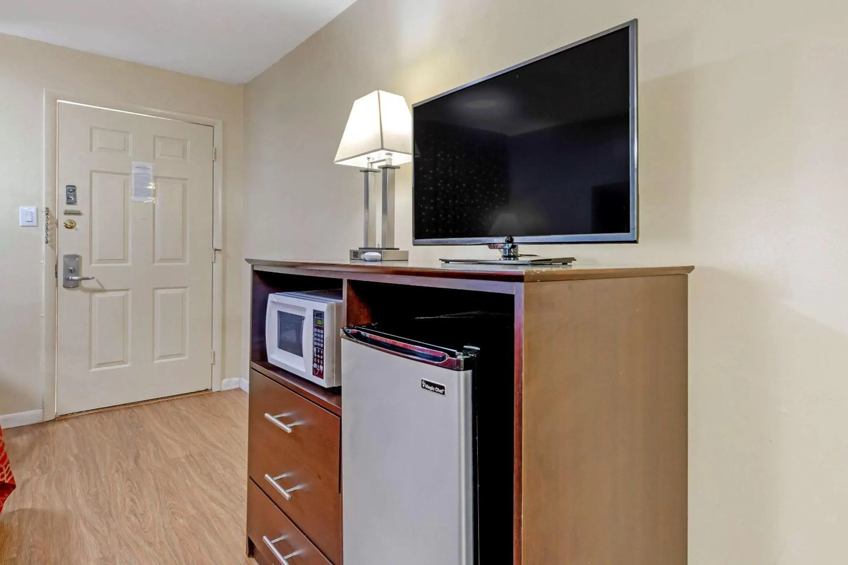 Photo of the whole room, TV/Entertainment Center in Econo Lodge Woodstock - Shenandoah Valley I-81