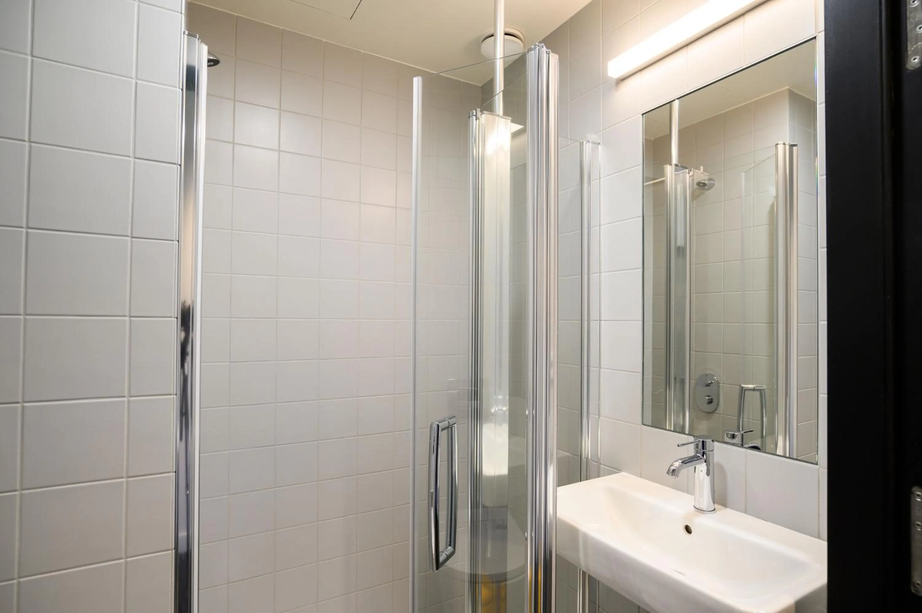 Bathroom in The People - Paris Marais