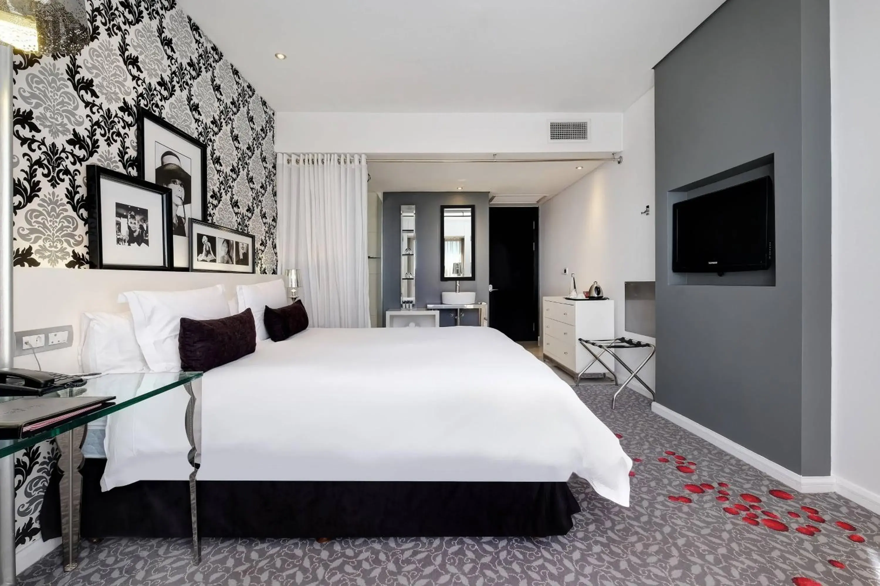 Photo of the whole room, Bed in Protea Hotel by Marriott Fire & Ice Johannesburg Melrose Arch