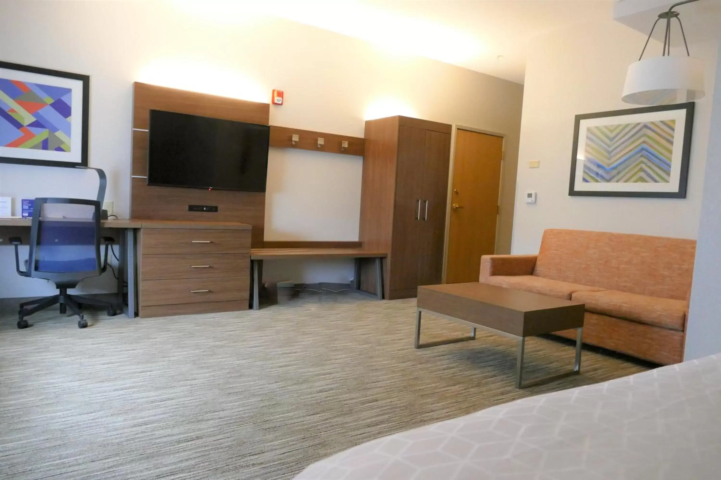 Photo of the whole room, TV/Entertainment Center in Holiday Inn Express Lebanon, an IHG Hotel