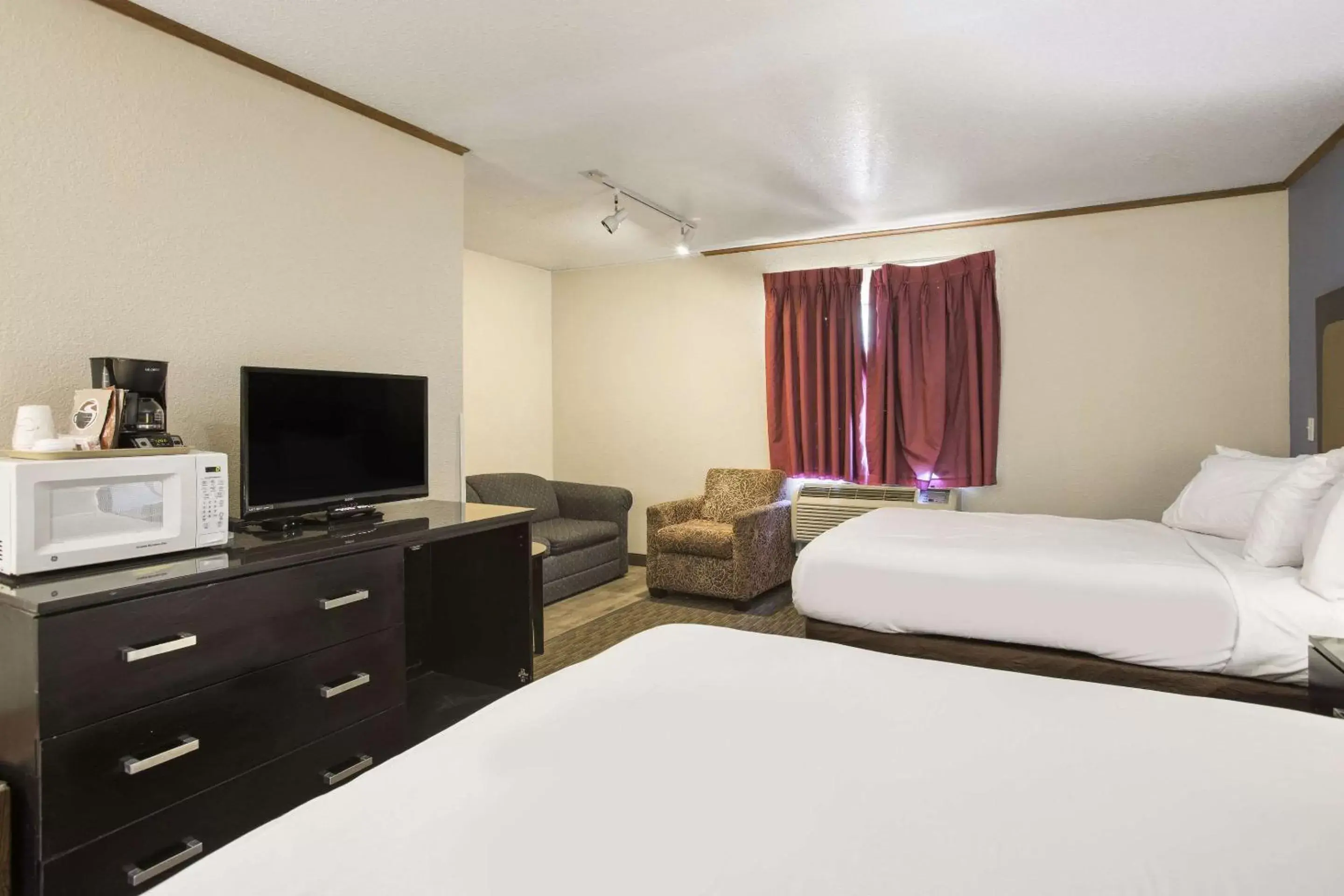 Bedroom, Bed in Rodeway Inn & Suites Mackinaw City Bridgeview