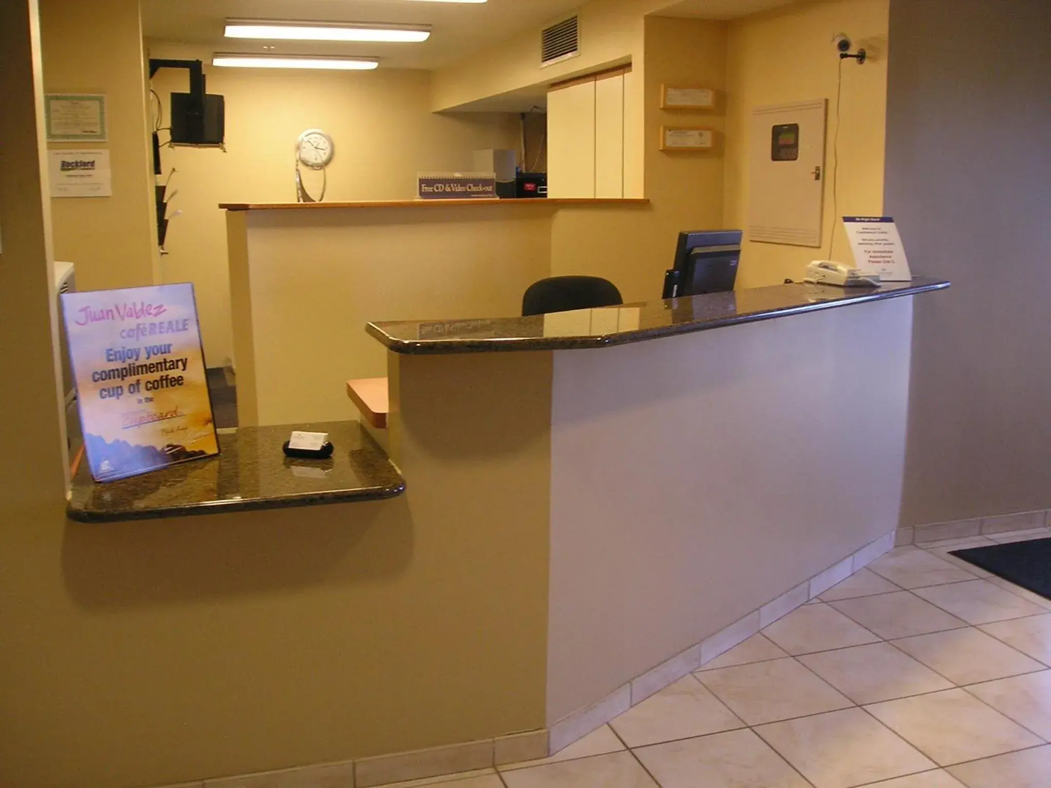 Property building, Lobby/Reception in Candlewood Suites Rockford, an IHG Hotel