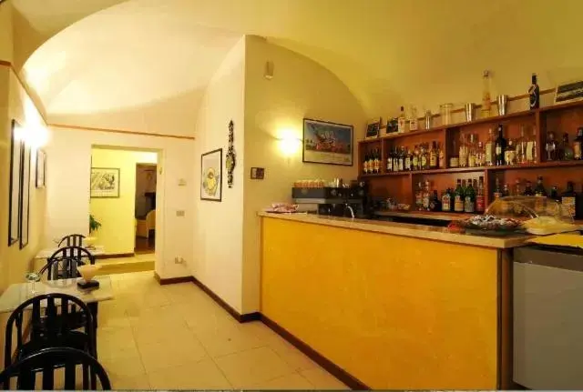 Lounge or bar, Kitchen/Kitchenette in Deco Hotel