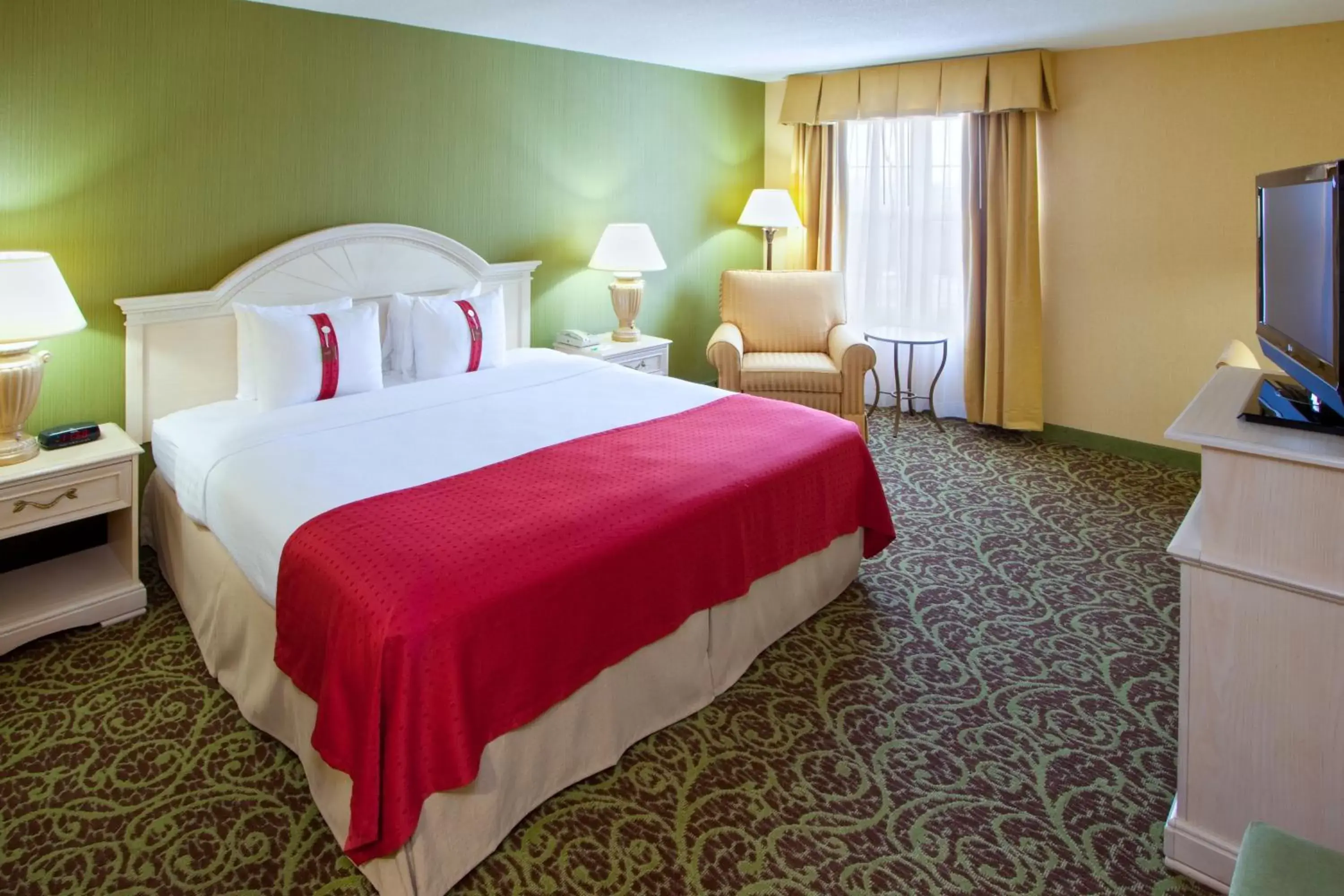 Bed in Holiday Inn Chantilly-Dulles Expo Airport, an IHG Hotel
