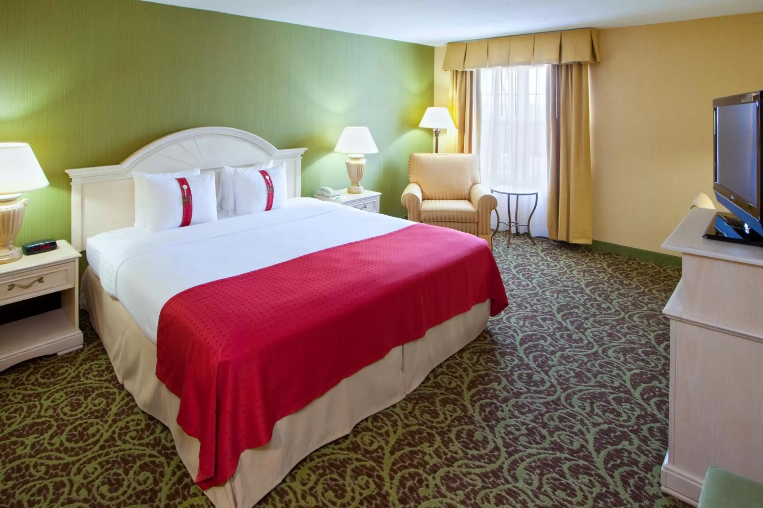 Bed in Holiday Inn Chantilly-Dulles Expo Airport by IHG Bed in Holiday Inn Chantilly-Dulles Expo Airport by IHG