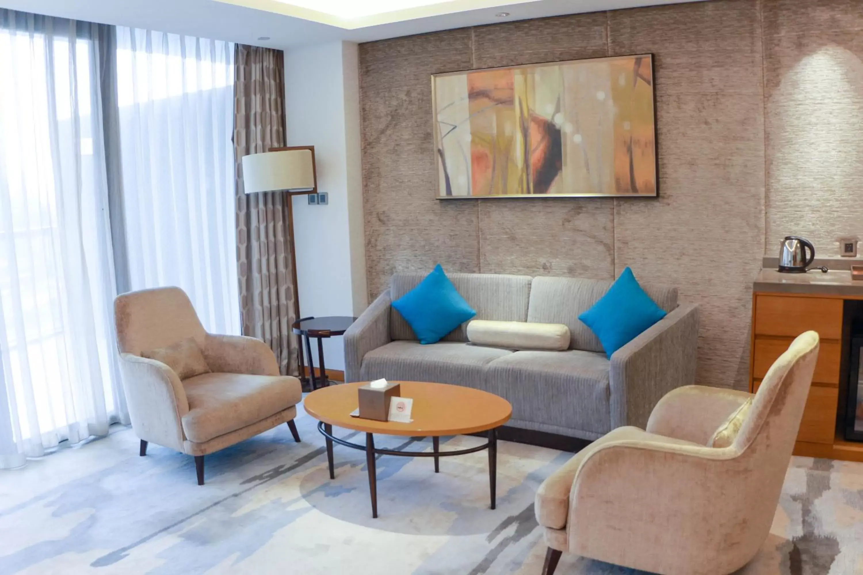 Photo of the whole room, Seating Area in Holiday Inn Nanjing Xuanwu Lake, an IHG Hotel