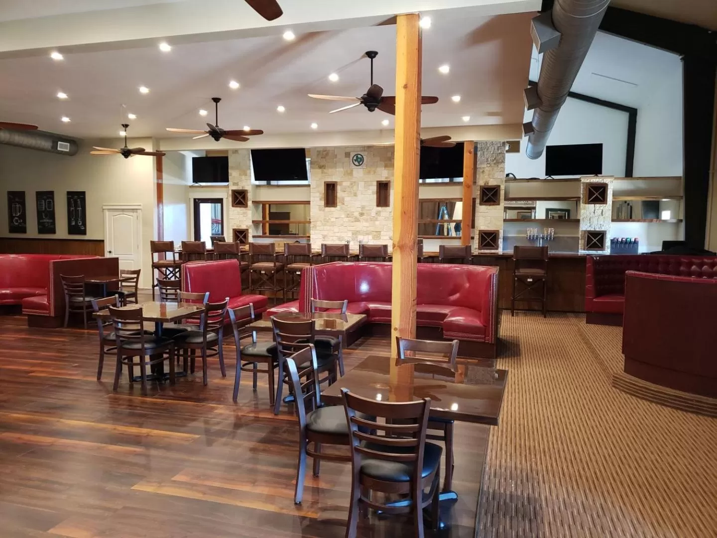 Lounge or bar in Carter Creek Winery Resort & Spa