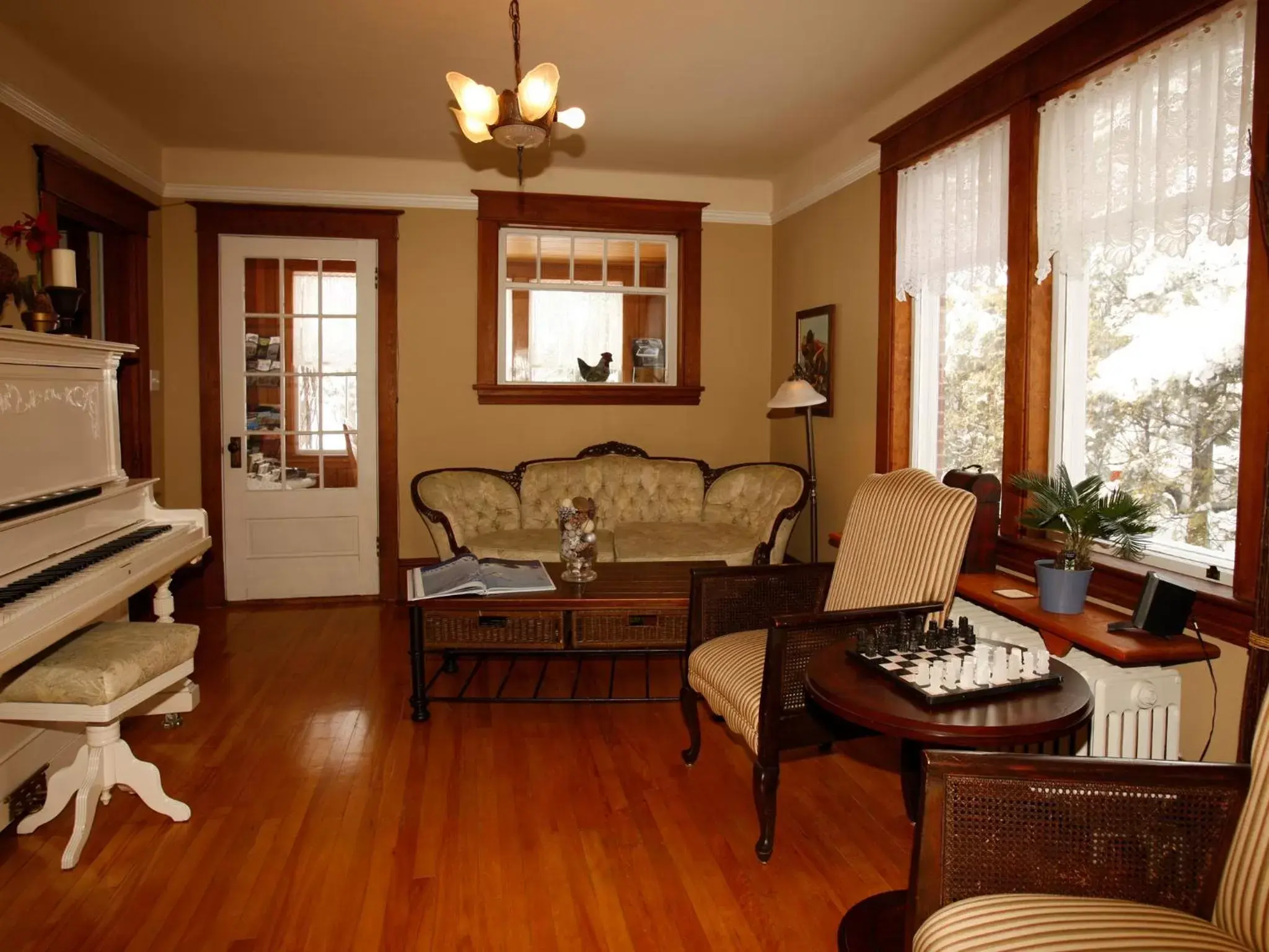 Communal lounge/ TV room, Seating Area in Au Virage B&B