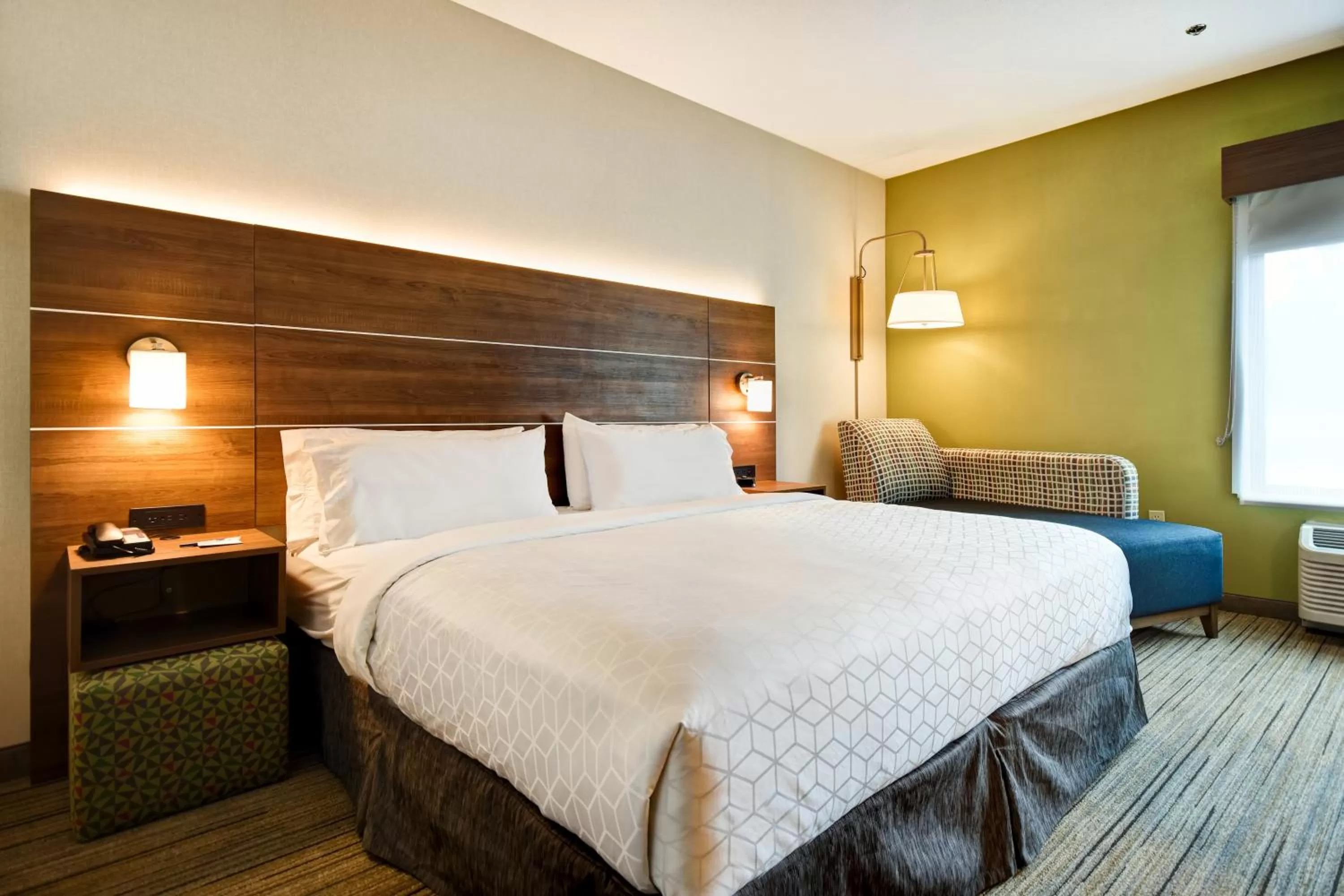 Photo of the whole room, Bed in Holiday Inn Express Newport North - Middletown by IHG