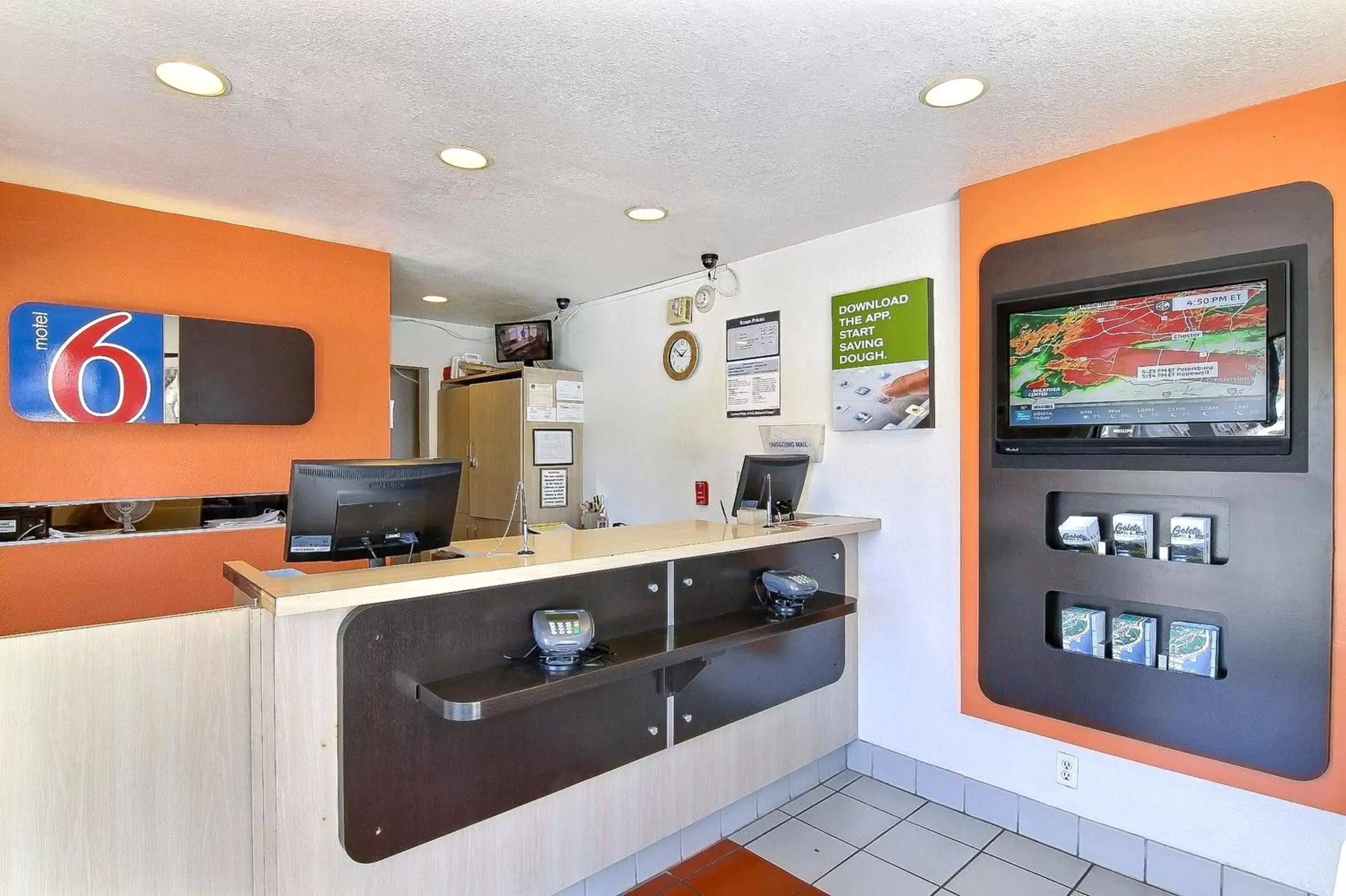 Lobby or reception, Kitchen/Kitchenette in Motel 6-Goleta, CA - Santa Barbara