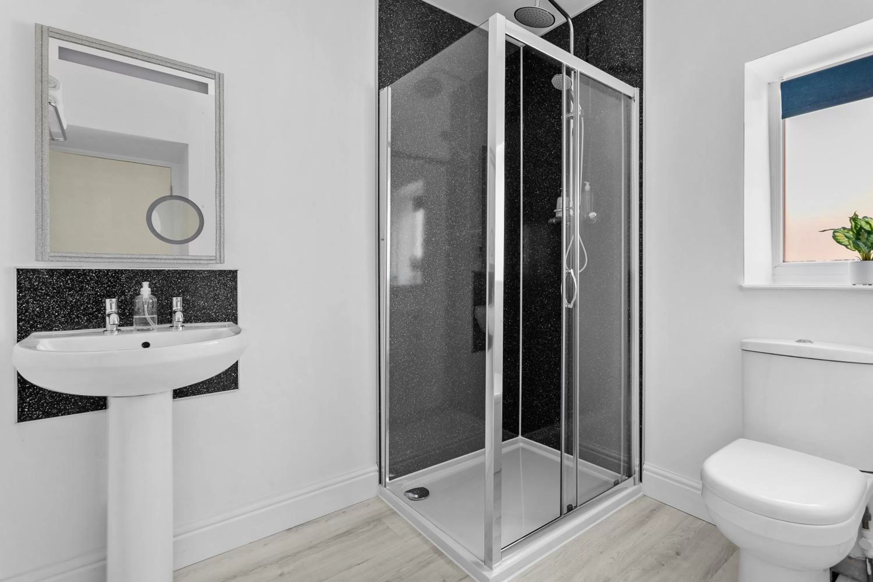 Bathroom in Park View R & R - Adult Only - Self-Catering - Free Parking - EV Point