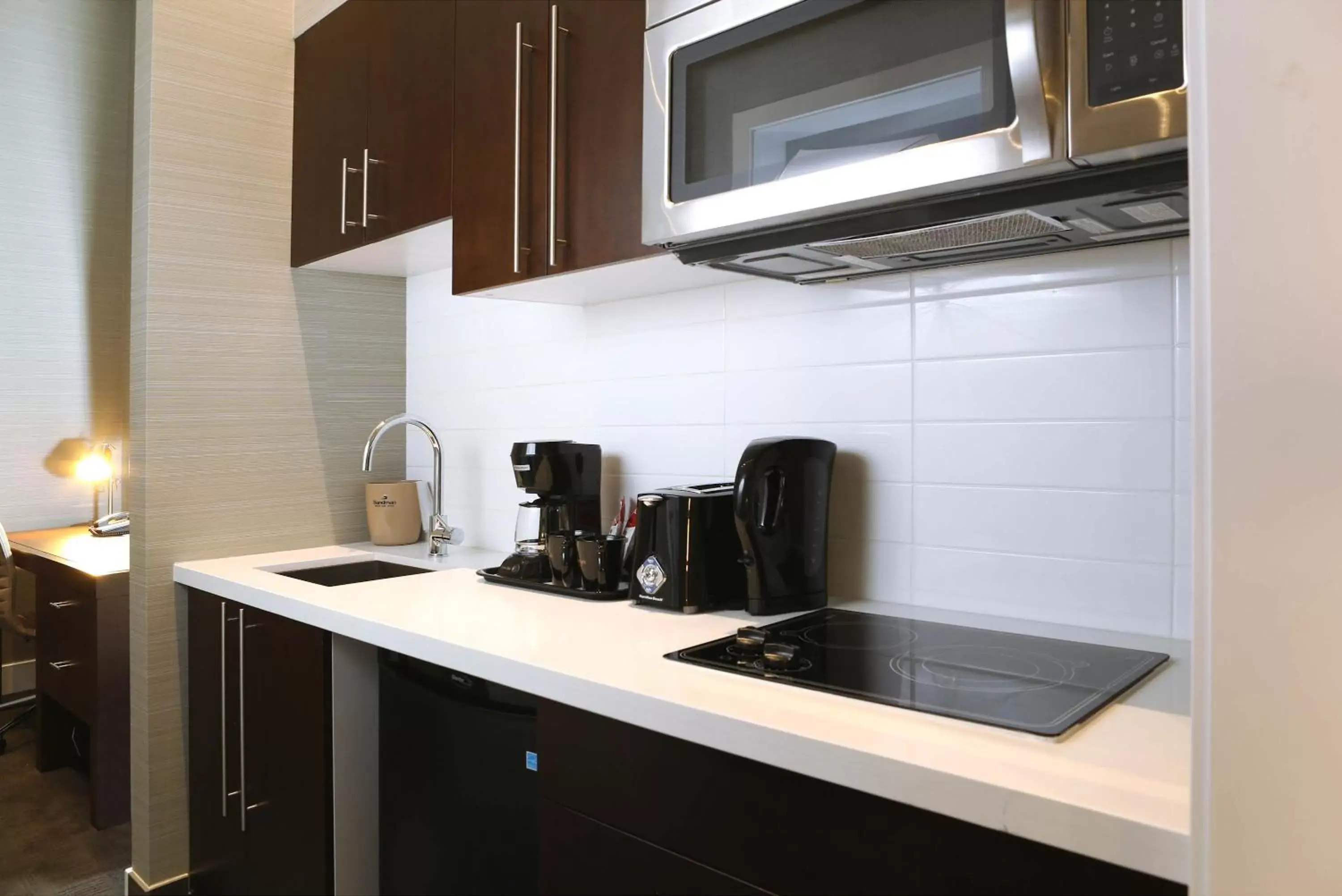 Photo of the whole room, Kitchen/Kitchenette in Sandman Hotel Abbotsford Airport