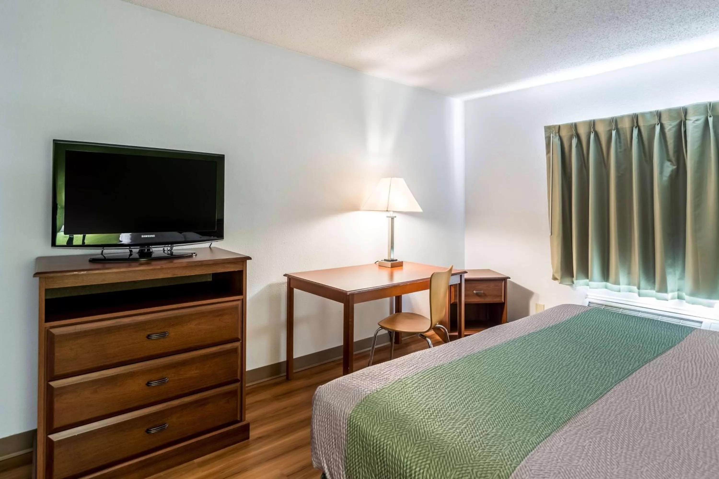 TV and multimedia, Bed in Motel 6-Petersburg, VA - Fort Lee