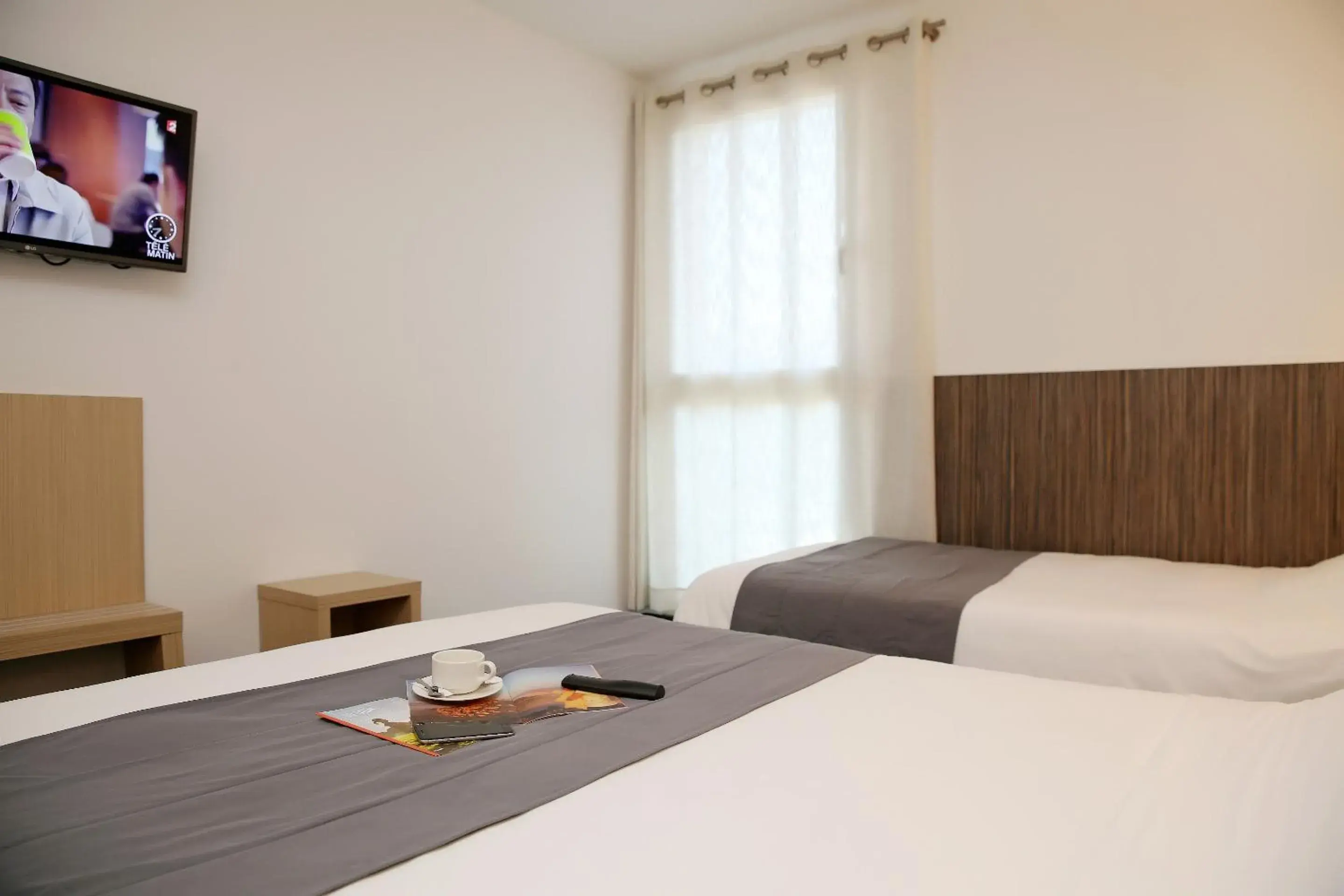 Bedroom, TV/Entertainment Center in The Originals City, Hotel Le Caussea, Castres (Inter-Hotel)