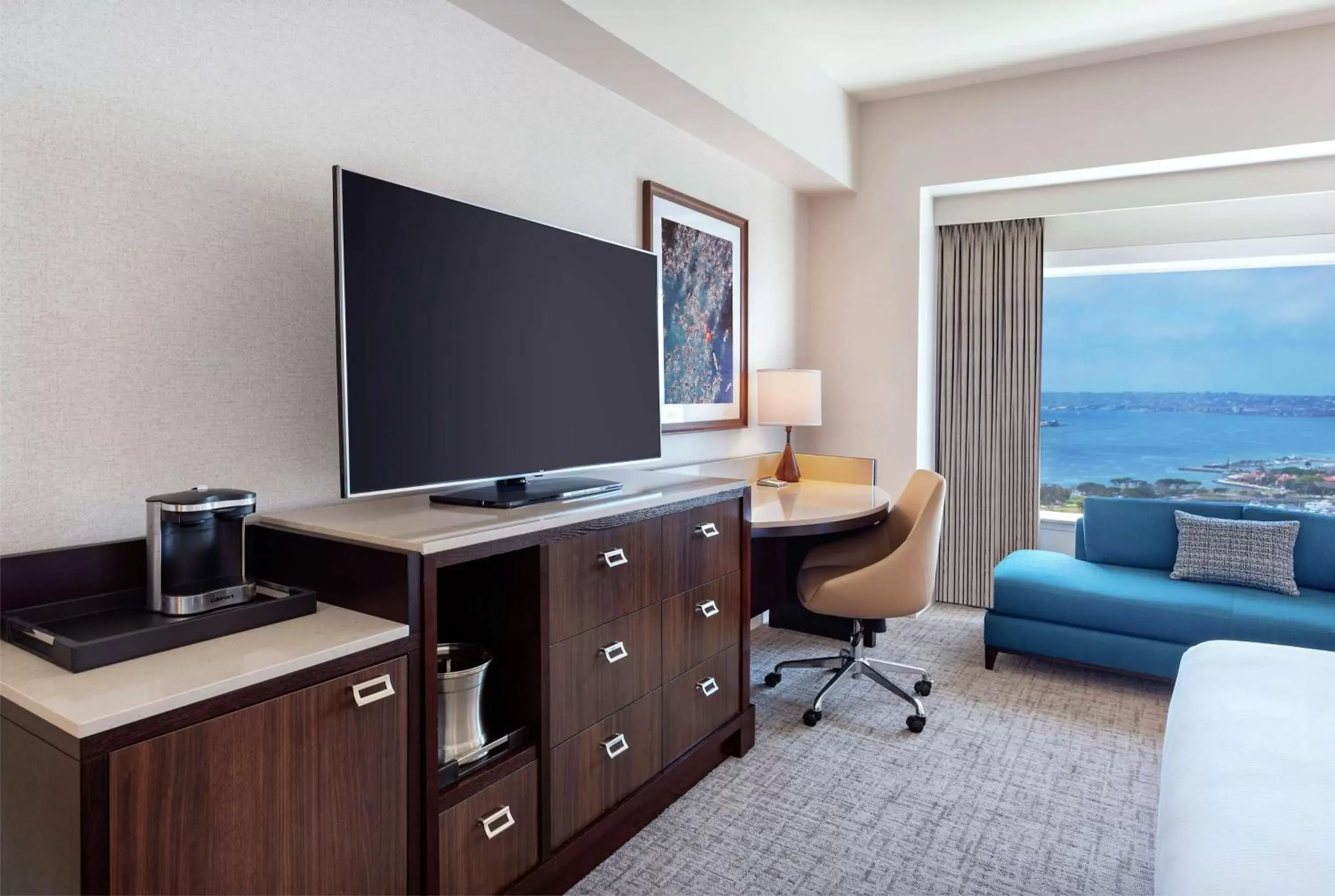 Bedroom, TV/Entertainment Center in Hilton San Diego Bayfront