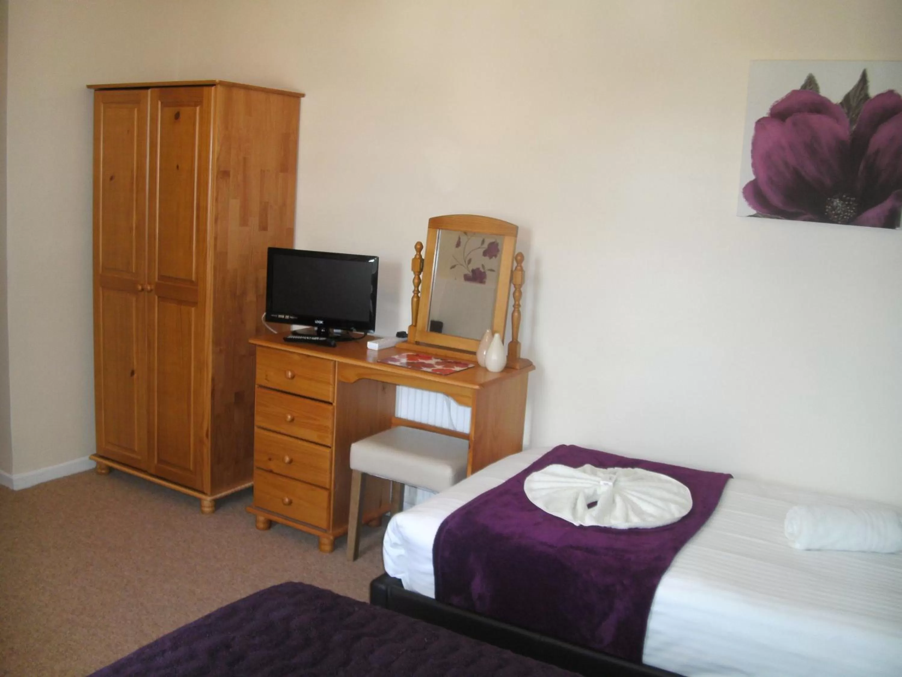 Photo of the whole room, Bed in Atlantis