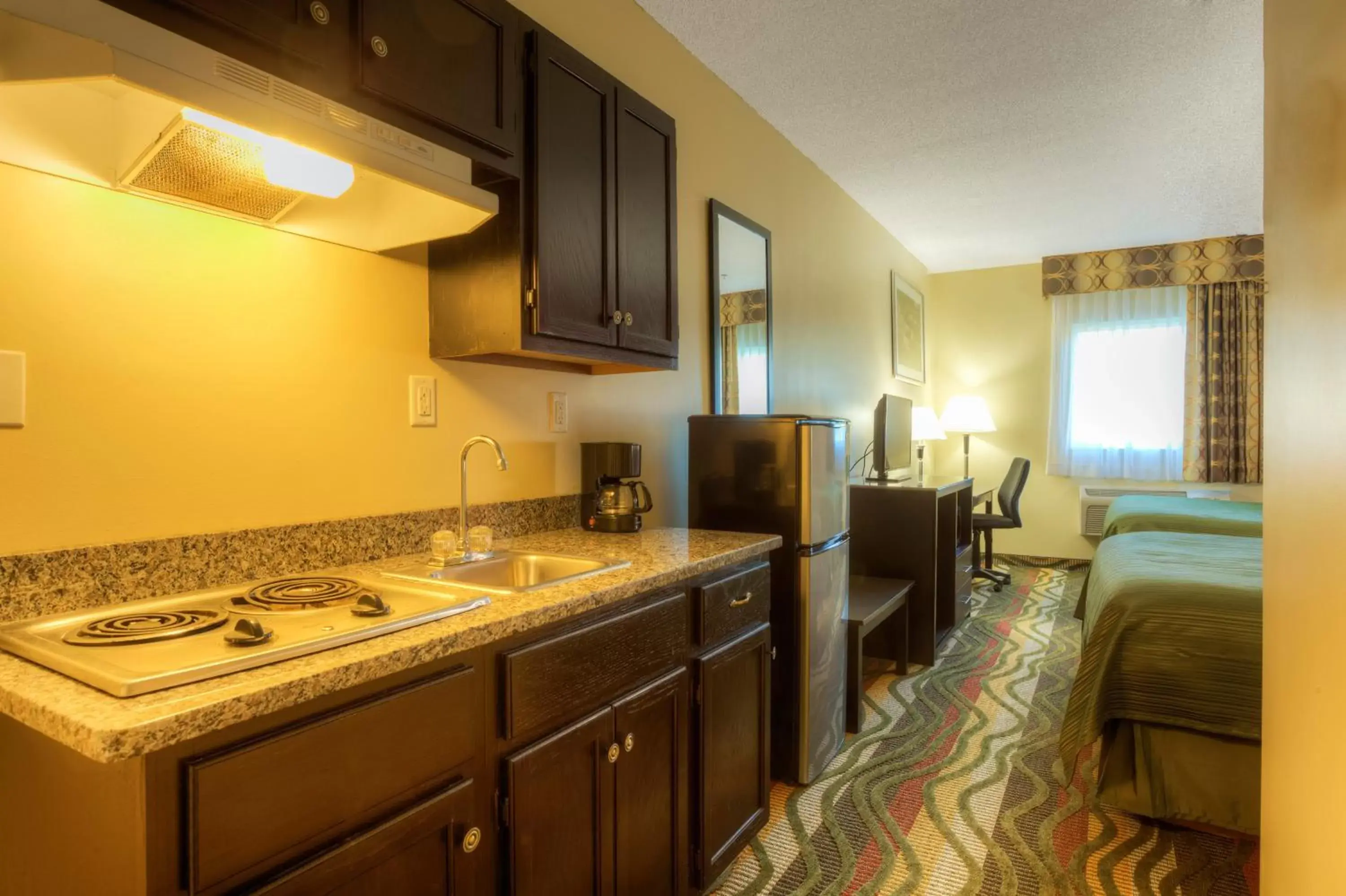 Photo of the whole room, Kitchen/Kitchenette in Quality Inn Fort Payne I-59 exit 222