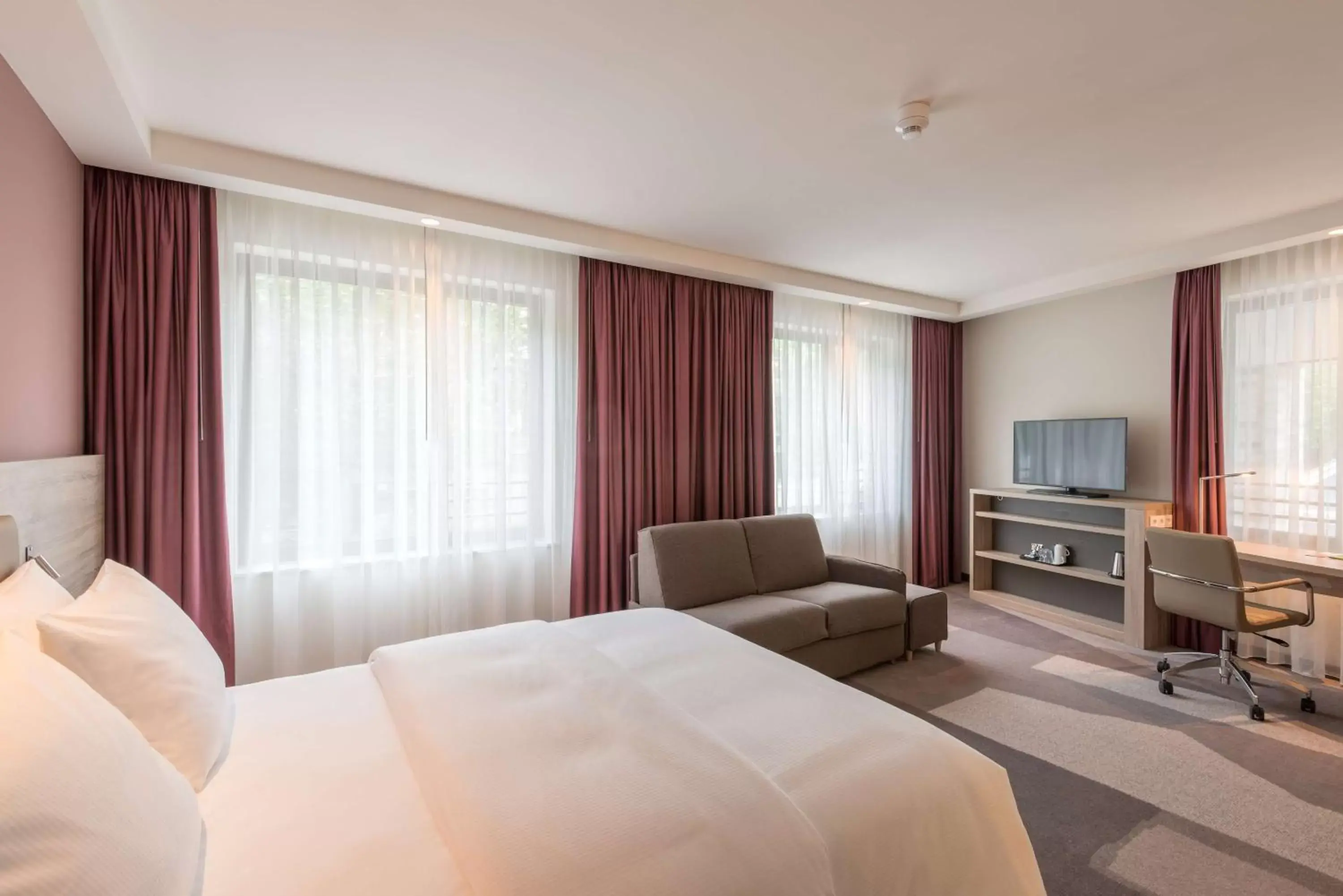 Bedroom, TV/Entertainment Center in Hampton By Hilton Frankfurt City Centre East