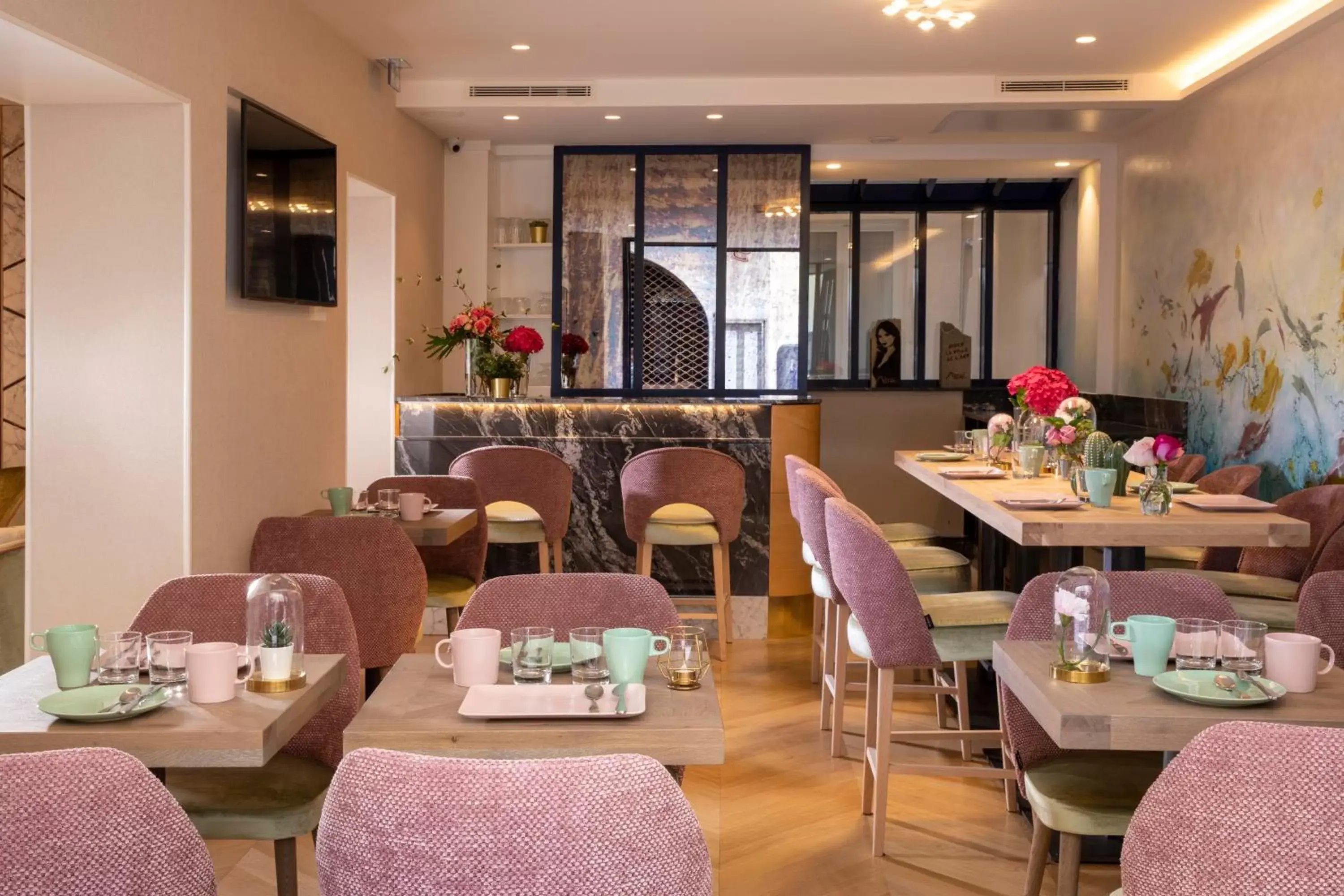 Restaurant/Places to Eat in Hôtel des Arts Montmartre