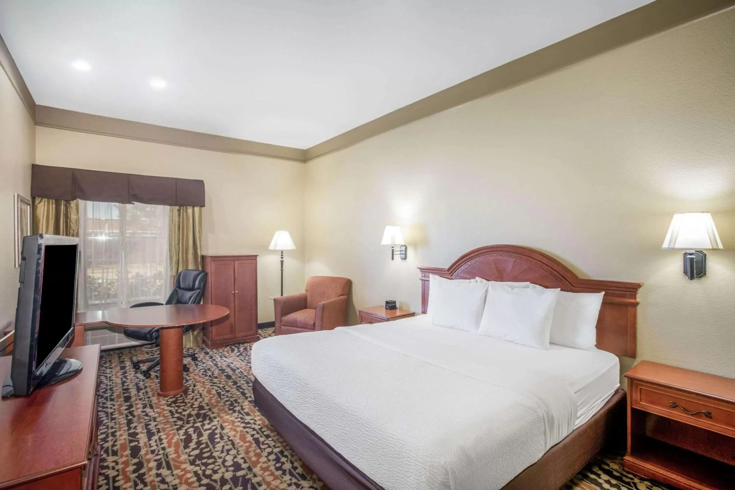 Photo of the whole room, Bed in La Quinta by Wyndham Belton - Temple South