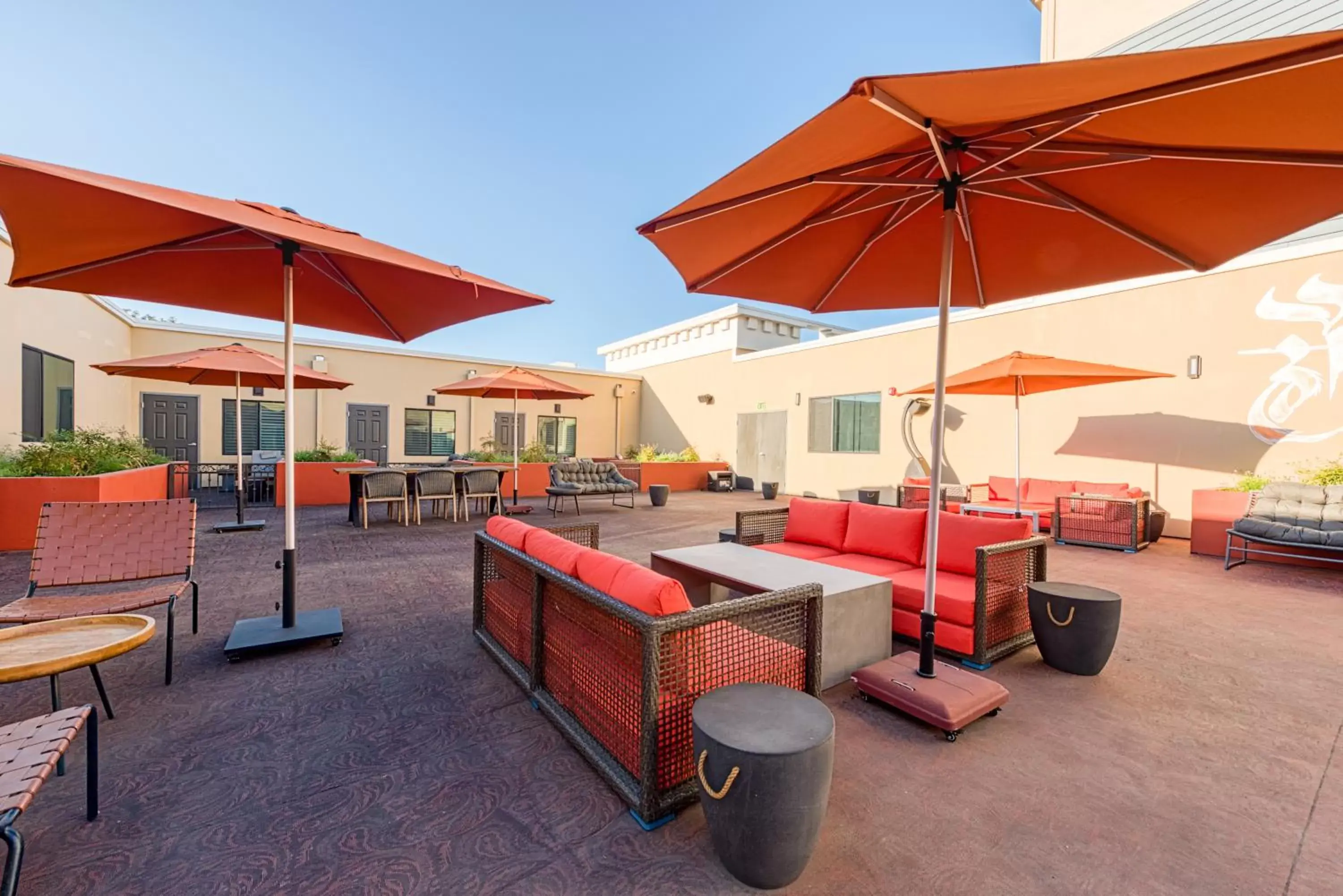 Lounge/Bar in Hotel Lexen Newhall & Santa Clarita - Near Six Flags Magic Mountain