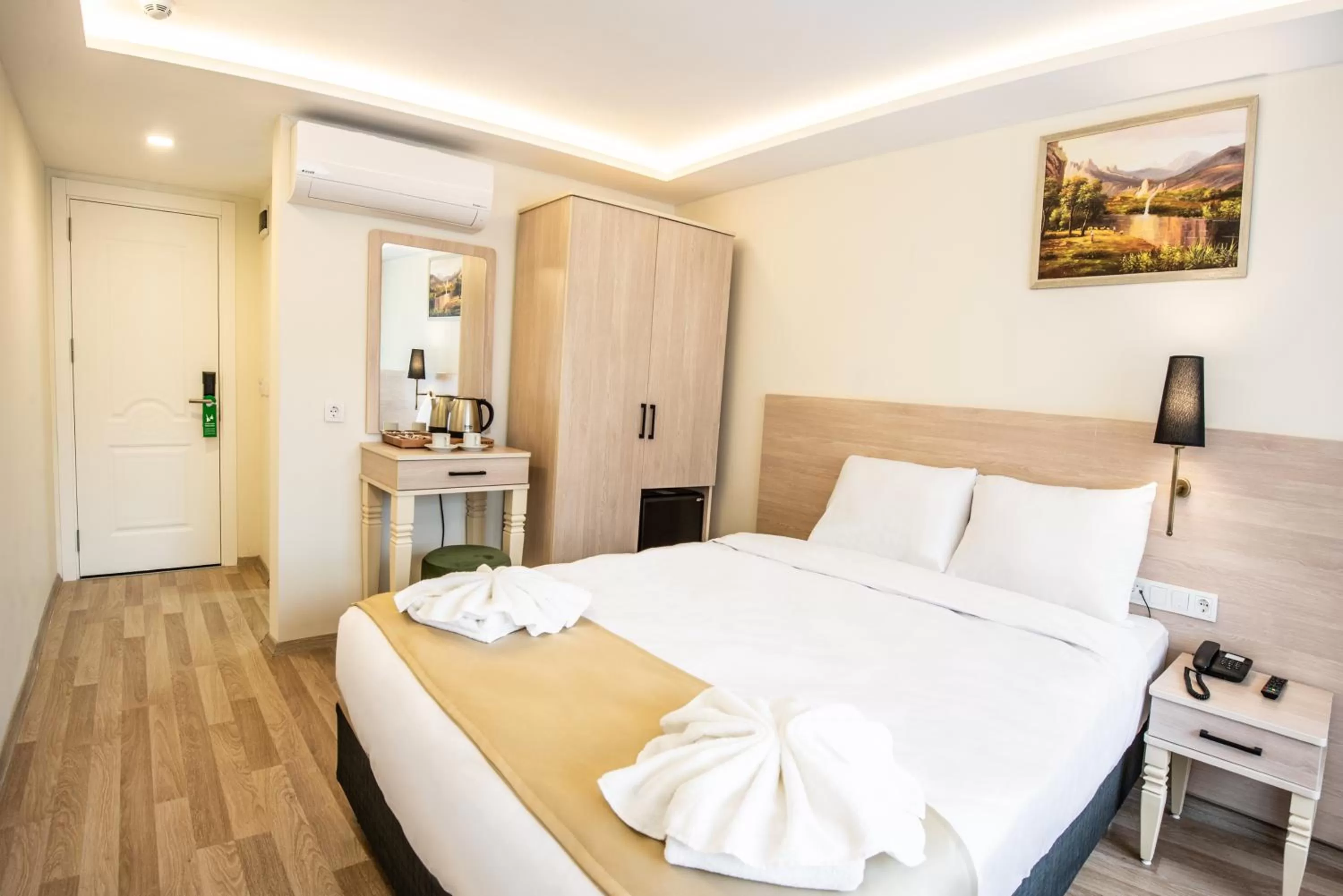 Photo of the whole room, Bed in Royal Bosphorus Hotel & SPA Hamam