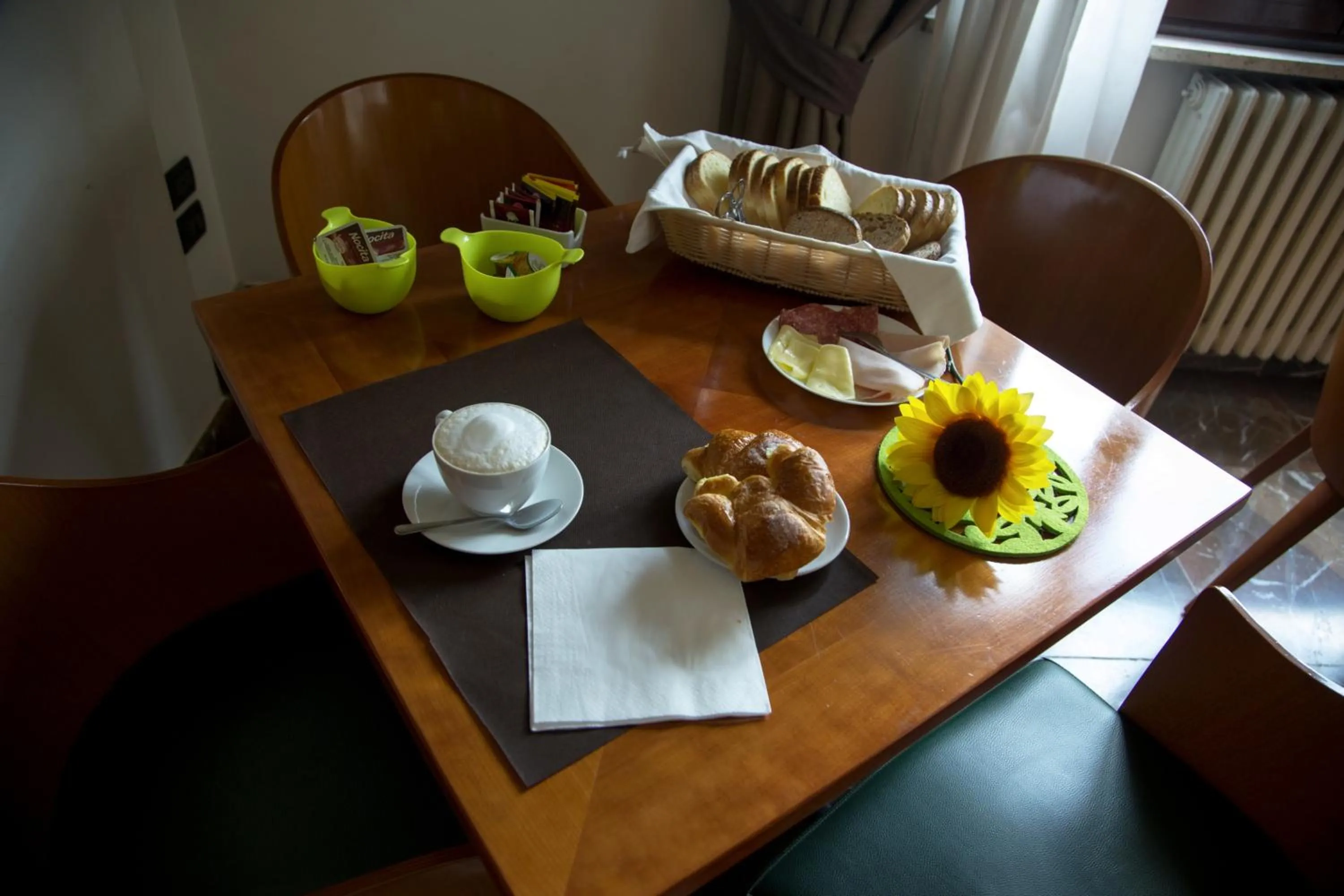 Communal lounge/ TV room in Hotel Arcadia
