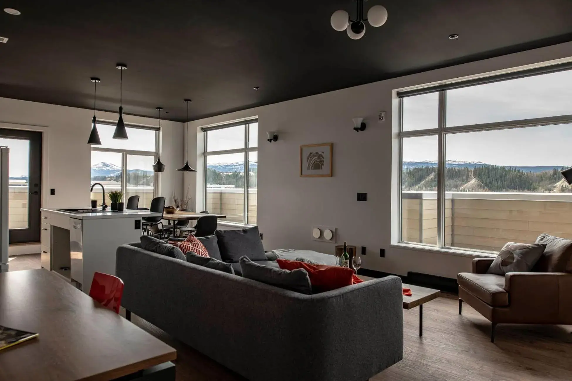 Living room, Seating Area in Raven Inn Whitehorse