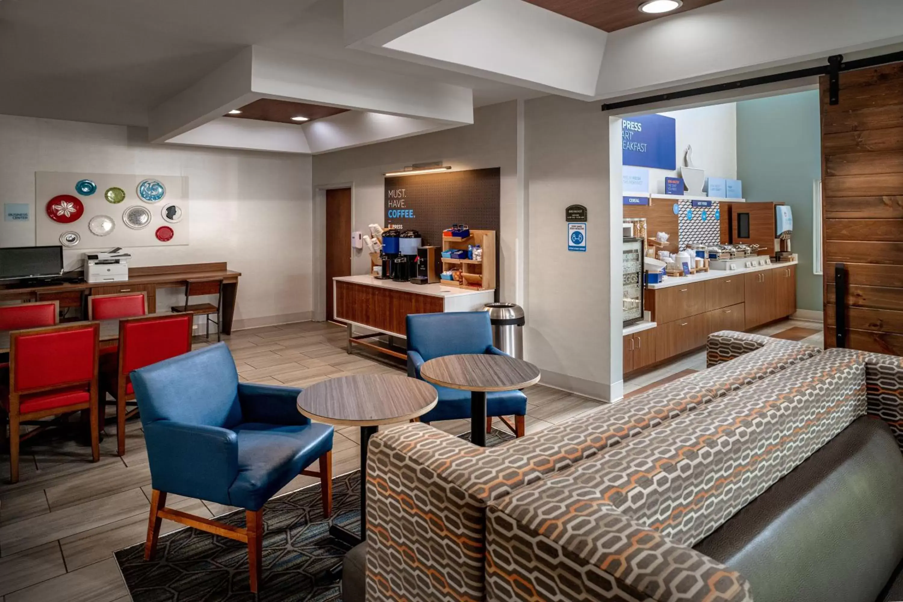 Lobby or reception, Lounge/Bar in Holiday Inn Express and Suites Pikeville, an IHG Hotel