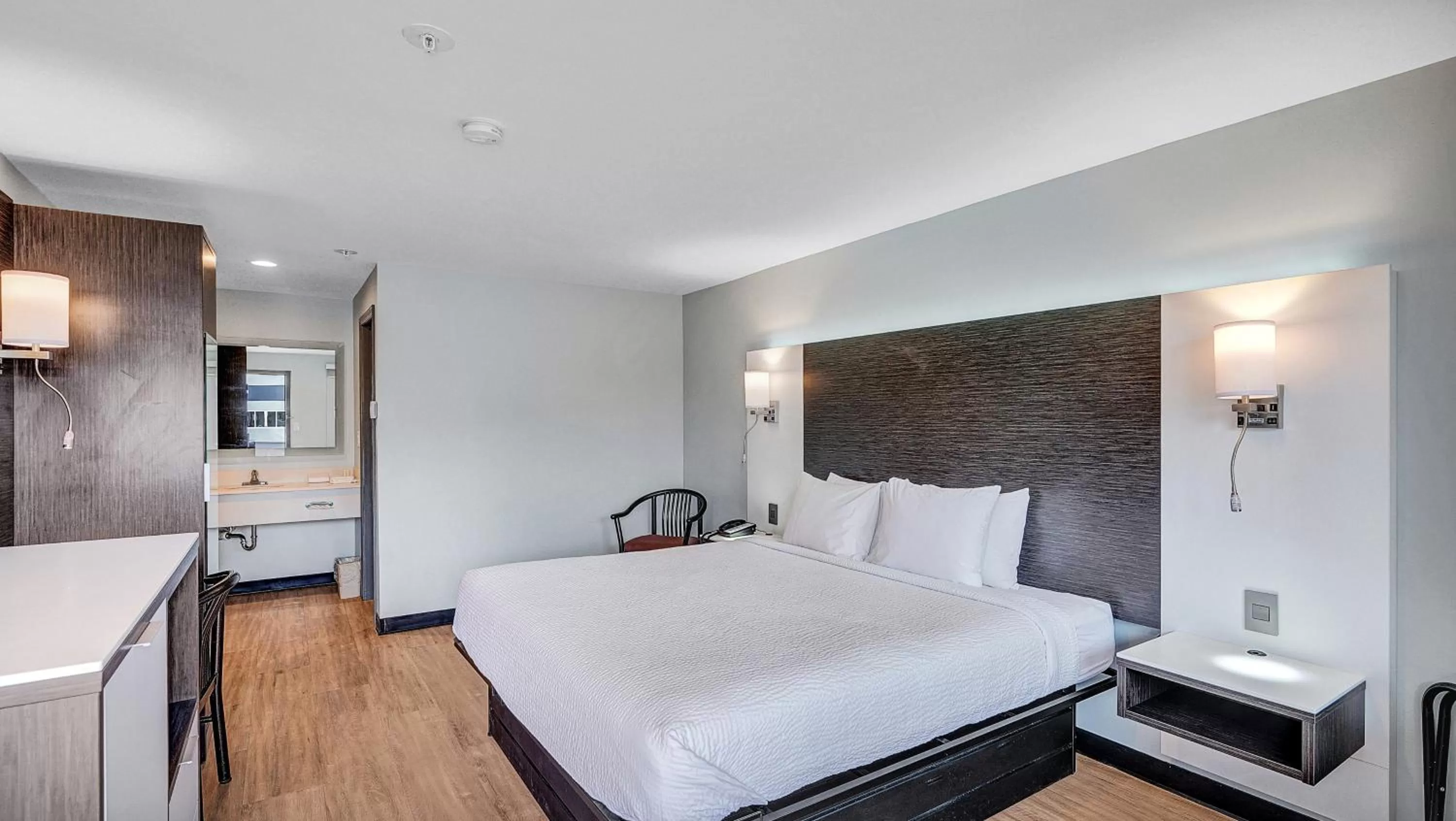 Bed in Days Inn & Suites by Wyndham Niagara Falls/Buffalo