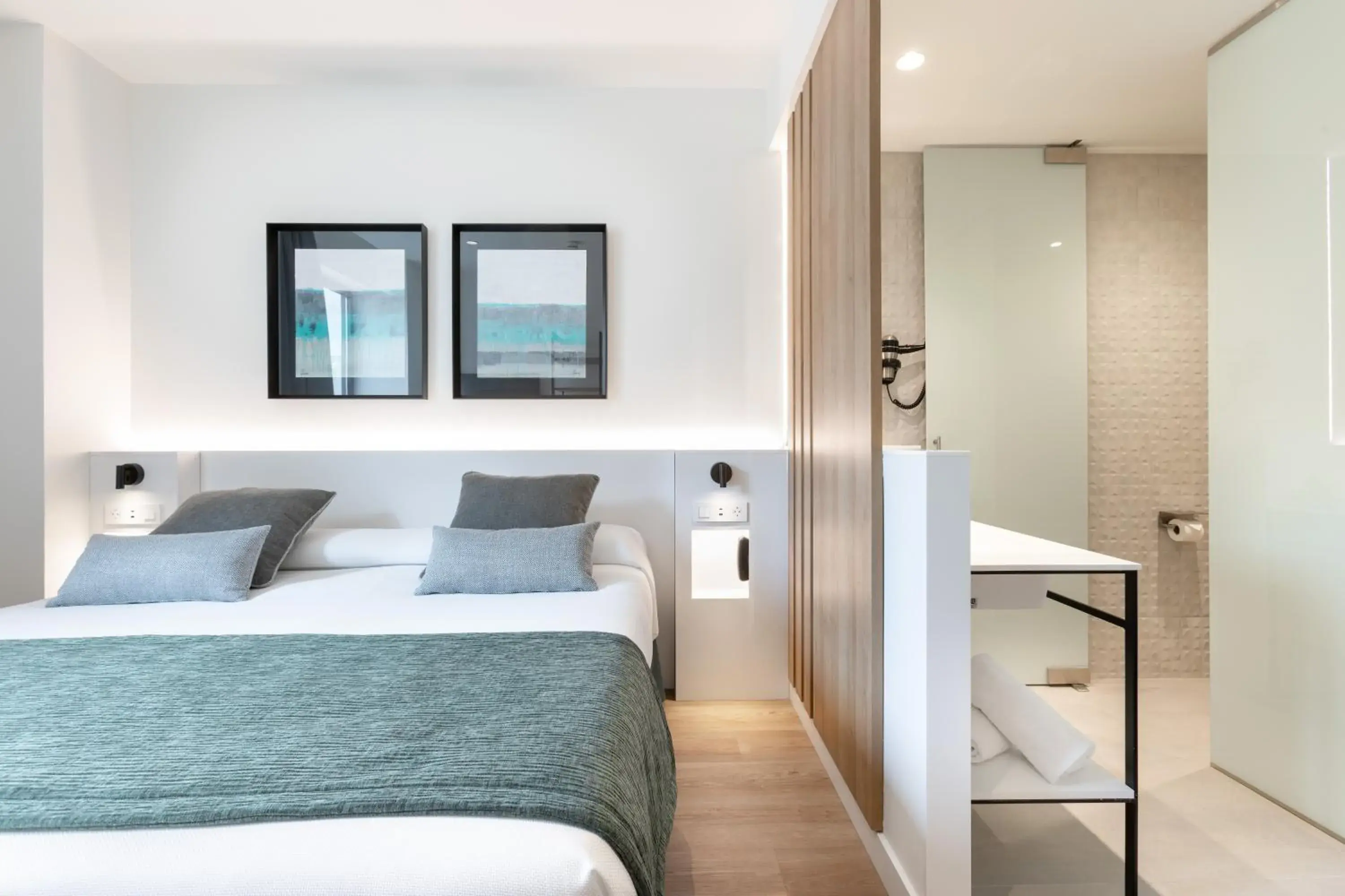 Photo of the whole room, Bed in Alexandre Fira Congress Photo of the whole room, Bed in Alexandre Fira Congress