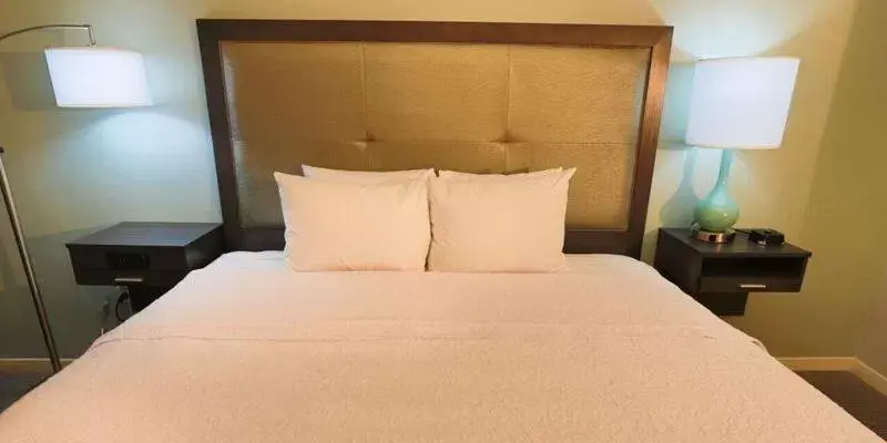 Bed in Hampton Inn & Suites Nashville-Airport